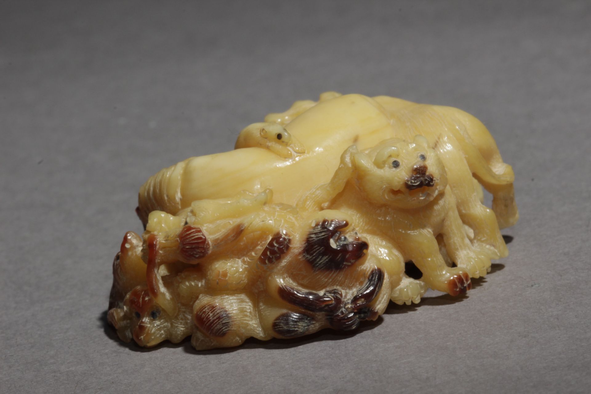 An early 20th century japanese netsuke from Meiji period. Signed Toyuyuki - Image 4 of 6