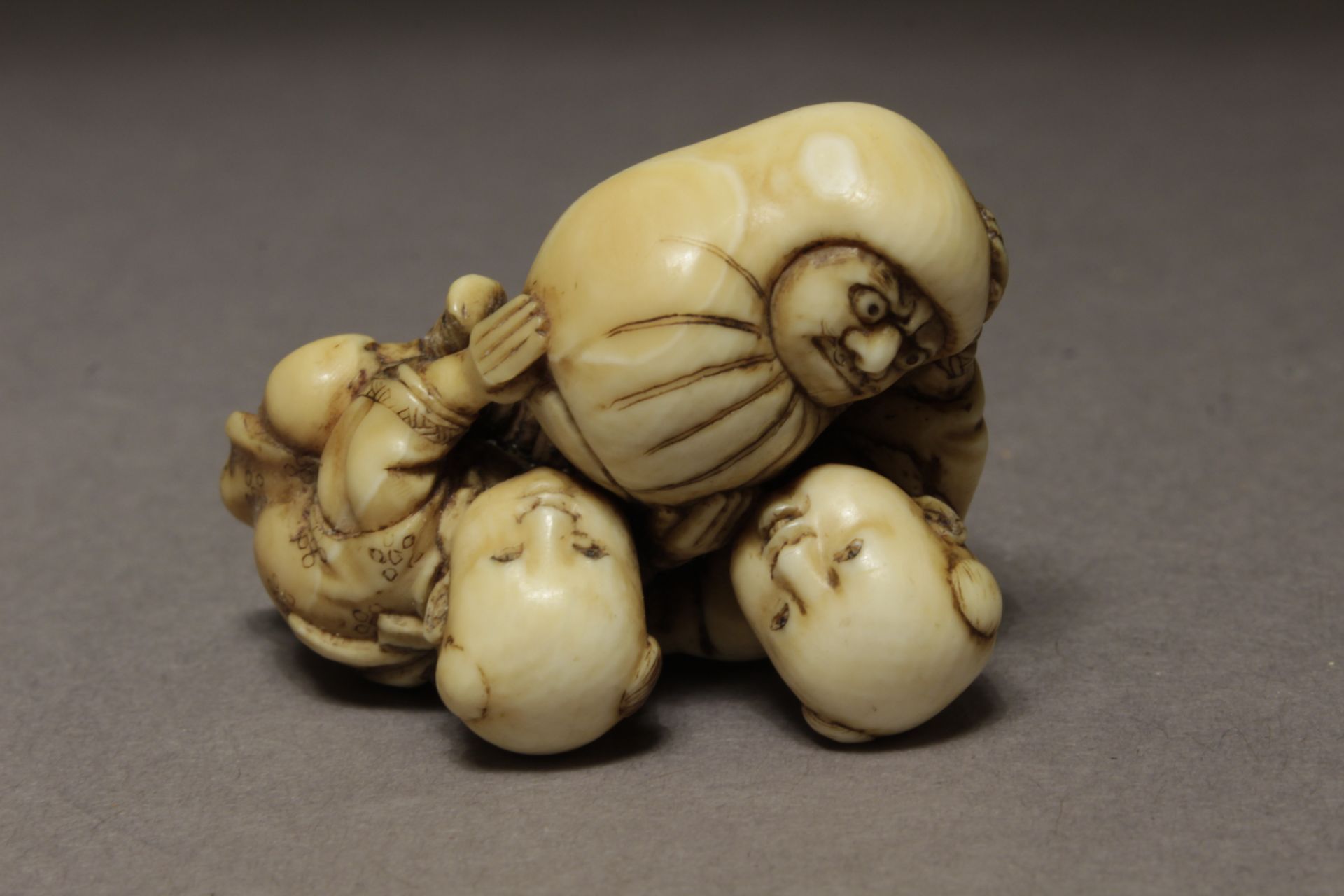 A Japanese netsuke from Edo period, Tokio,1820-1880. Signed Hikaku - Image 5 of 6