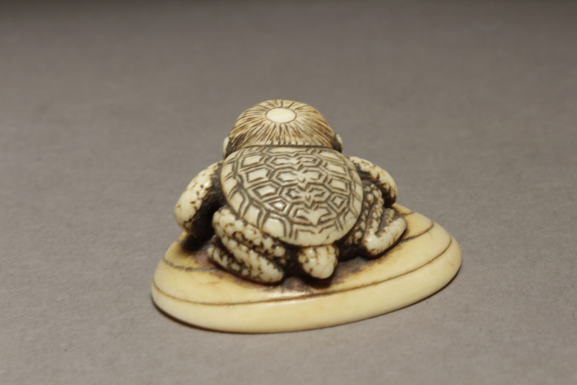 A 19th century Japanese netsuke - Image 3 of 4