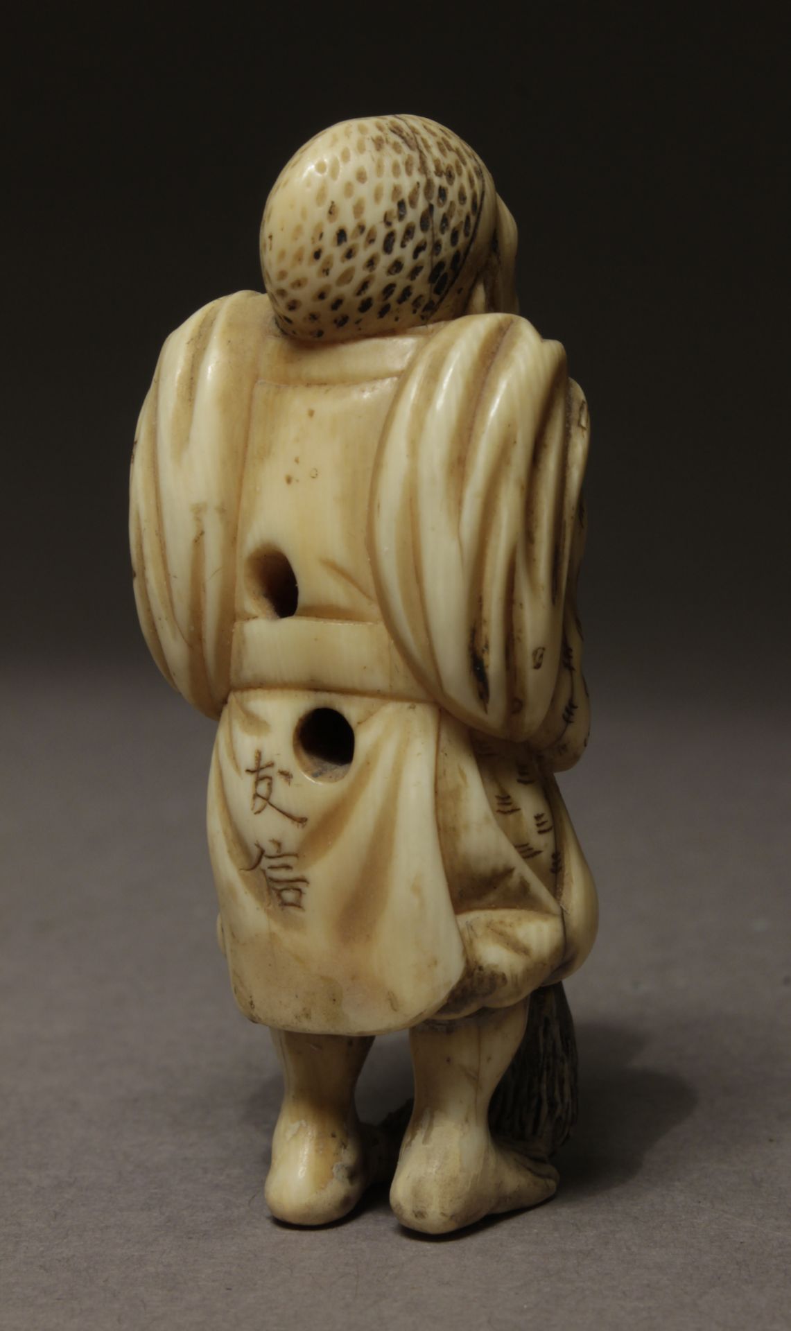 A mid 19th century netsuke from Edo period. Signed Tomonobu - Image 4 of 7