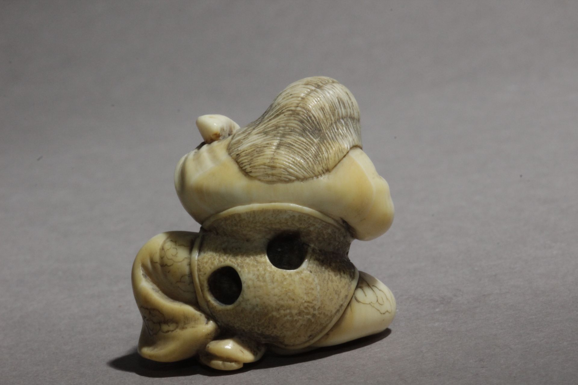 An early 19th century Japanese netsuke from Edo period - Image 6 of 9