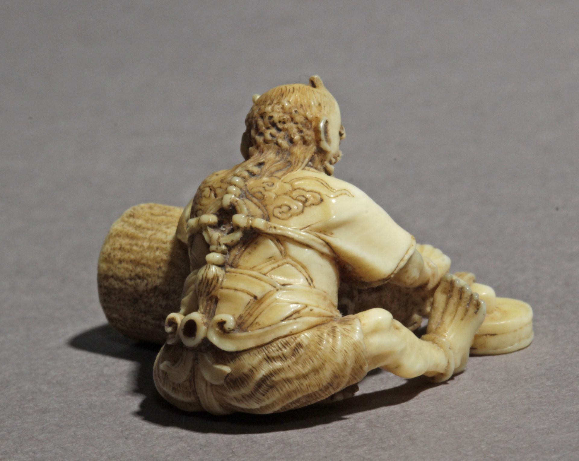 A Japanese netsuke circa 1870-1880 - Image 6 of 9