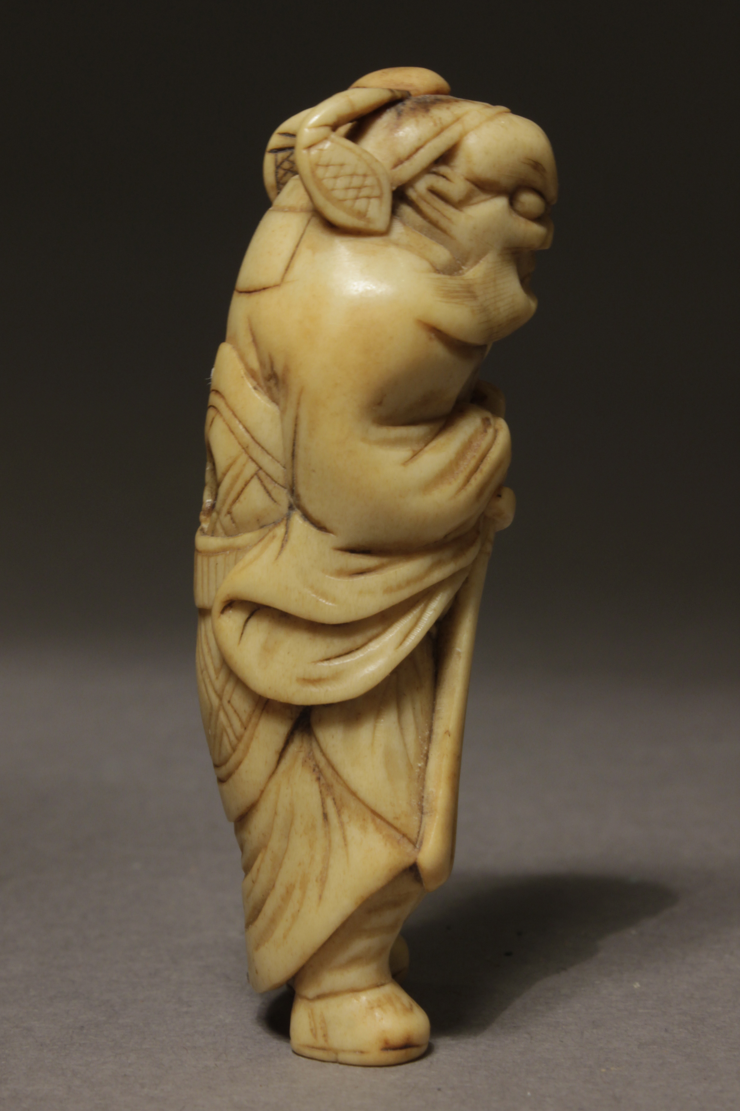 A late 18th century Japanese netsuke from Edo period - Image 2 of 5