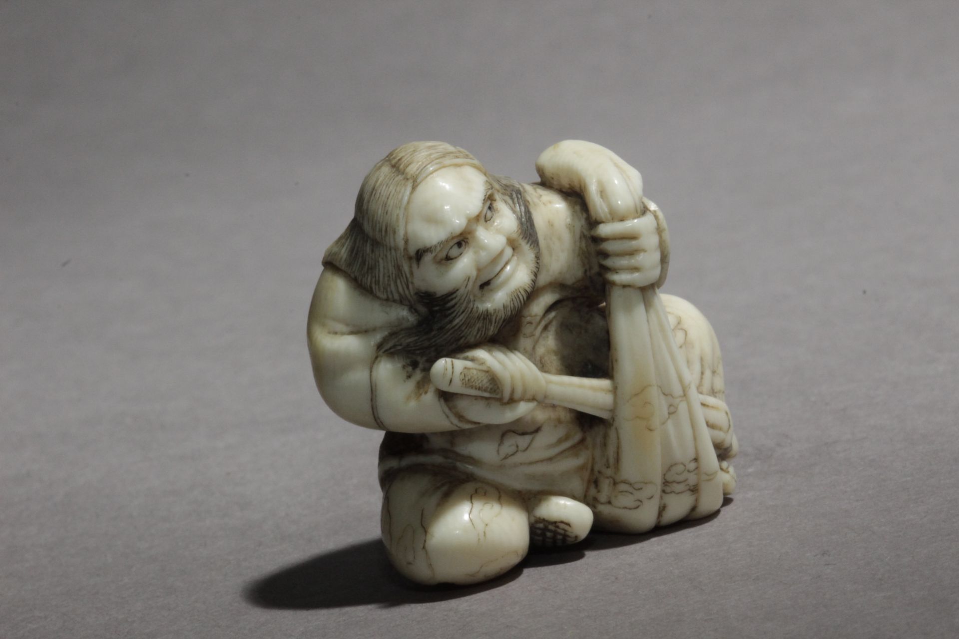 An early 19th century Japanese netsuke from Edo period - Image 8 of 9