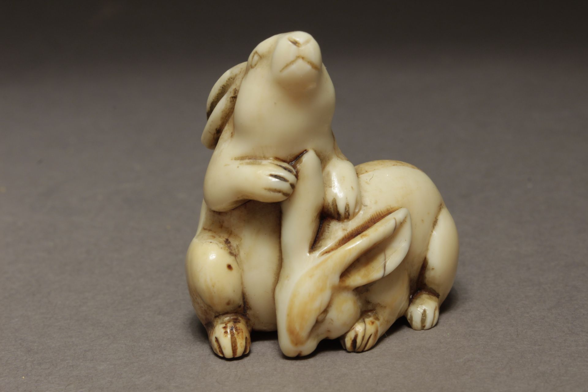 A late 18th century Japanese netsuke from Edo period - Image 2 of 6