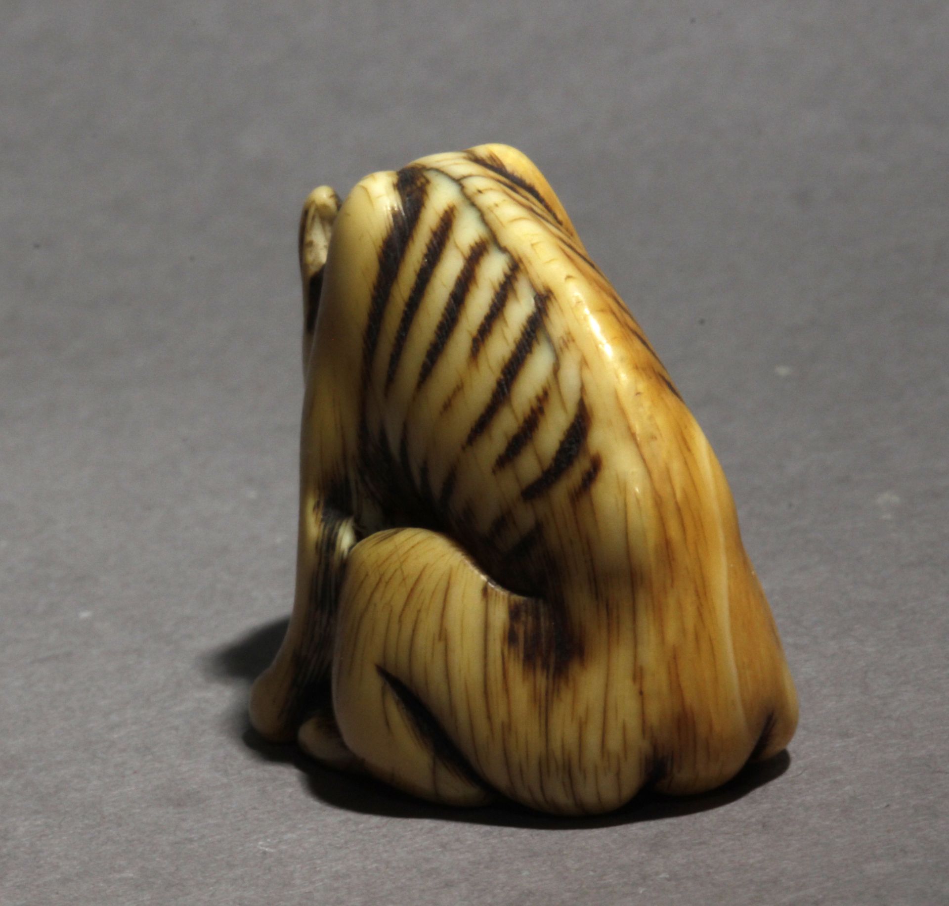 A mid 18th century Japanese netsuke from Edo period - Image 5 of 7