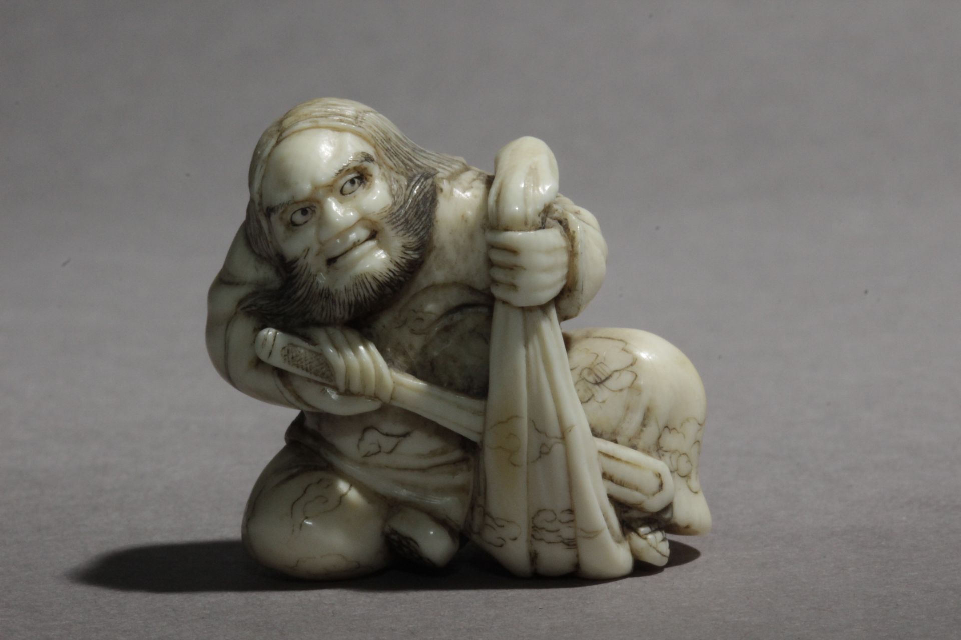 An early 19th century Japanese netsuke from Edo period - Image 2 of 9