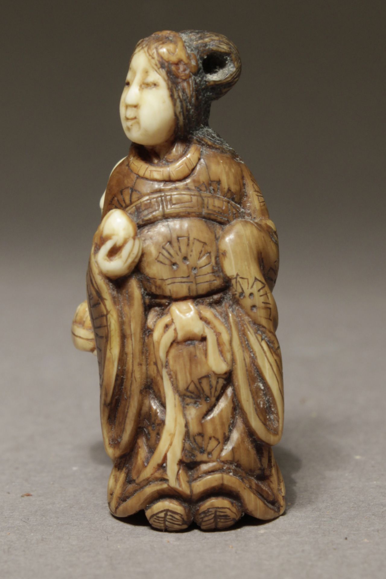 A late 19th century  Japanese netsuke from Meiji period - Image 4 of 7