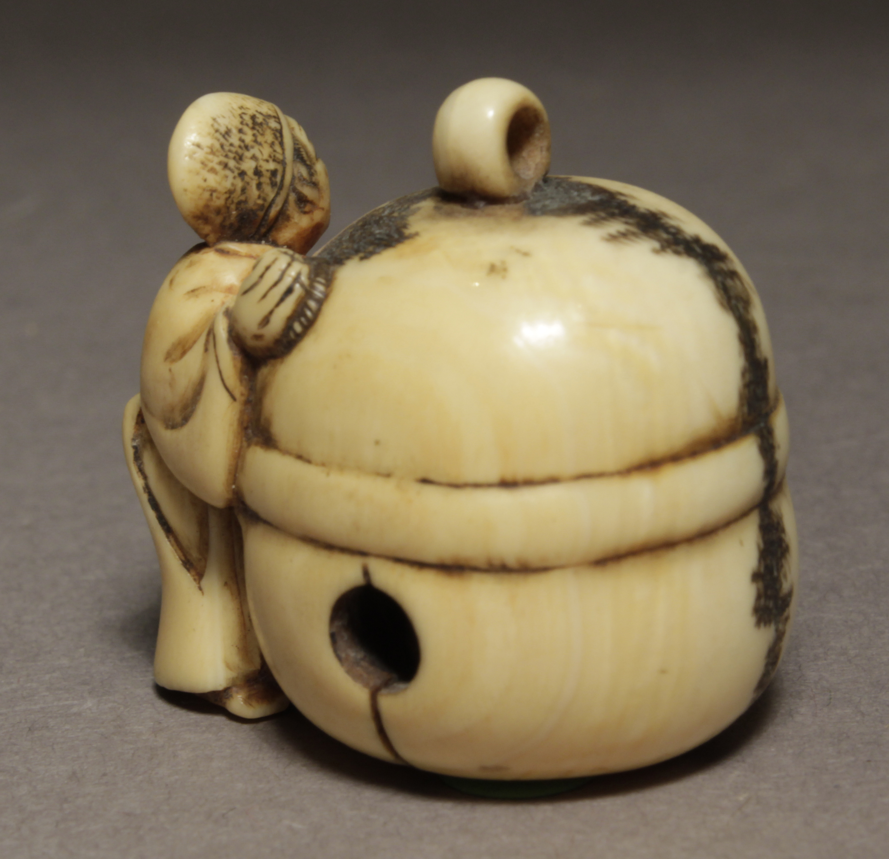 A Japanese netsuke from Edo period circa 1830-1870. Signed Hidemasa Shu O Sai - Image 3 of 5