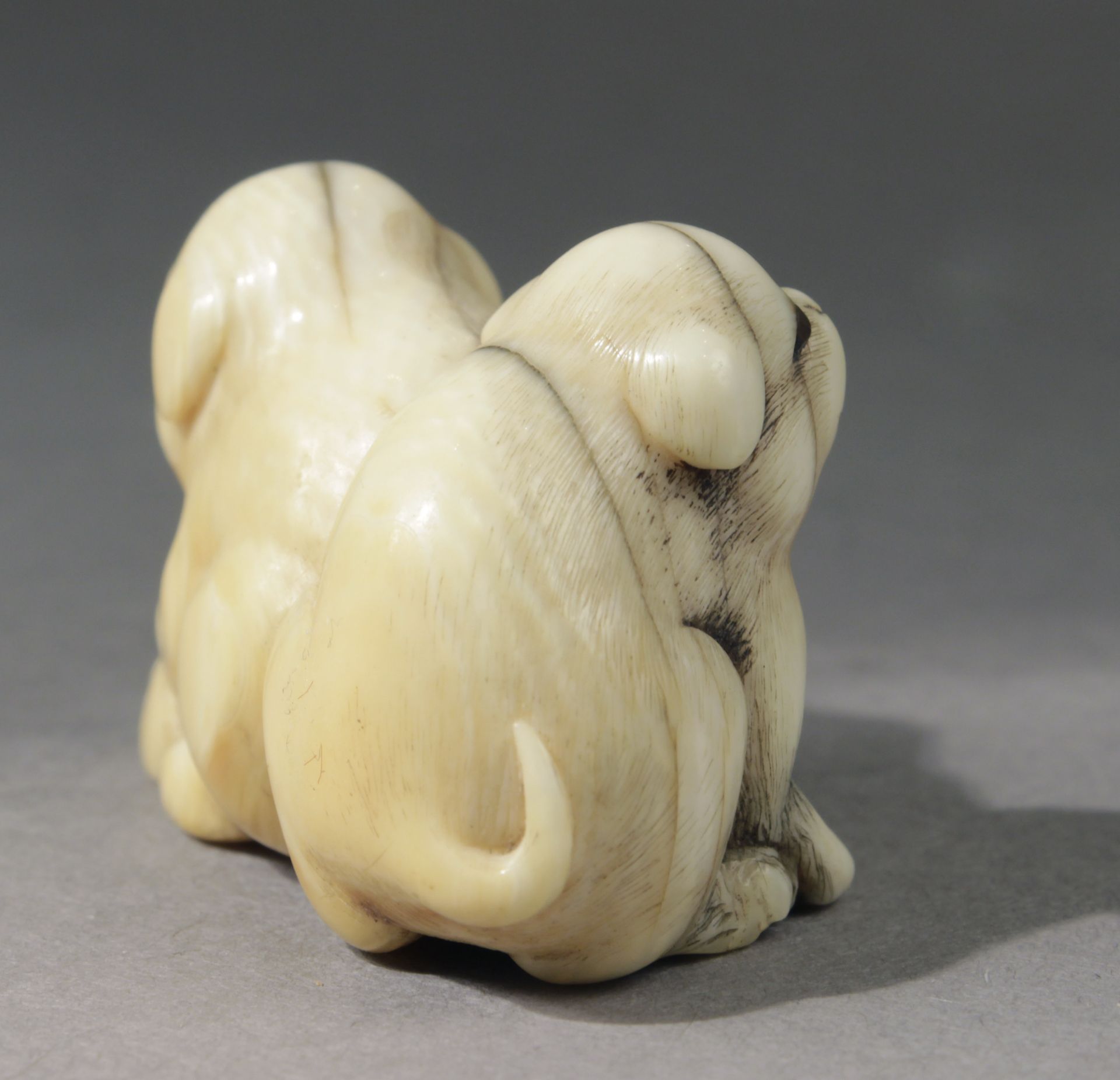 An early 19th century Japanese netsuke from Edo period. Signed Gyoku... - Image 4 of 8