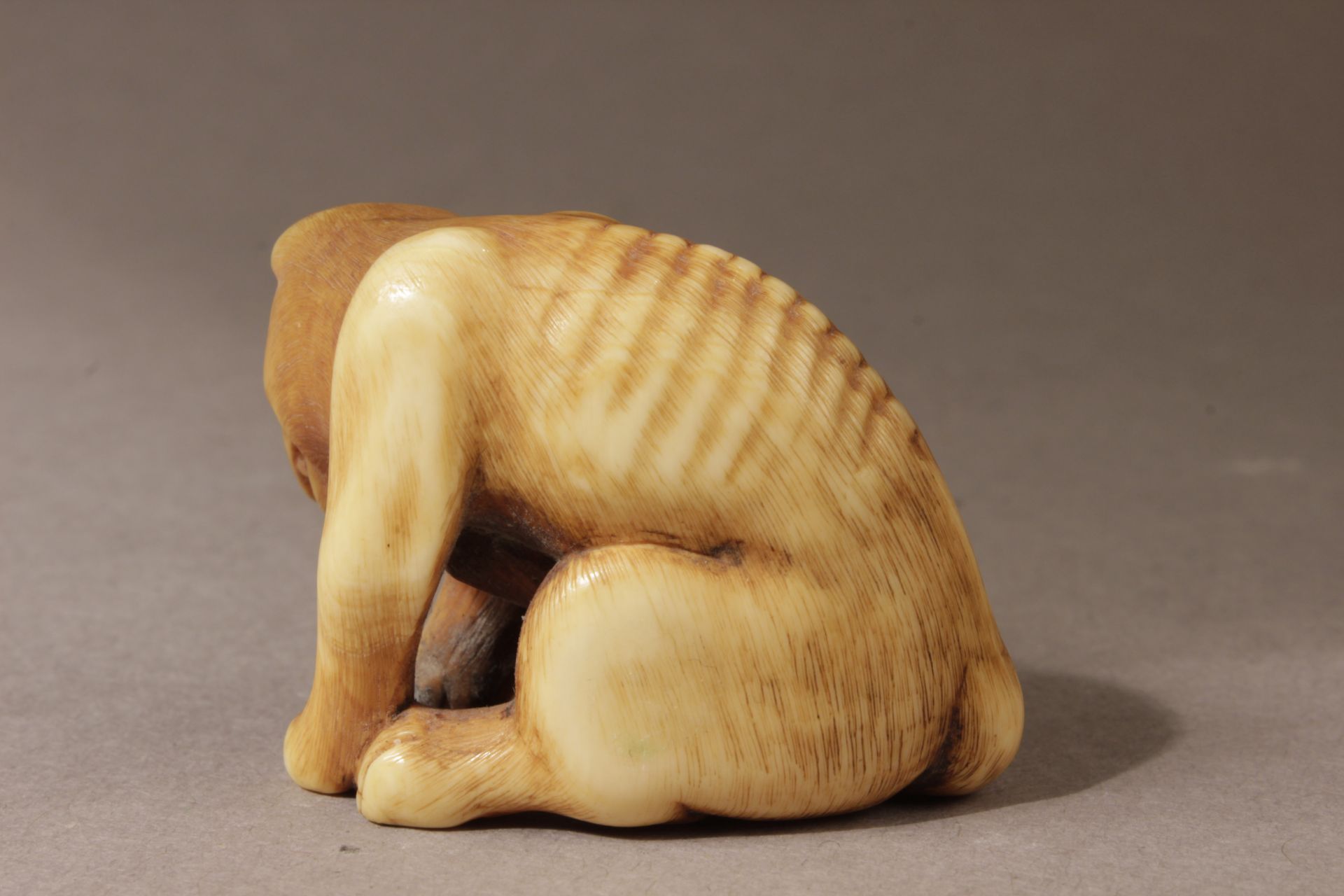 A Japanese netsuke from Edo period circa 1800 - Image 3 of 6