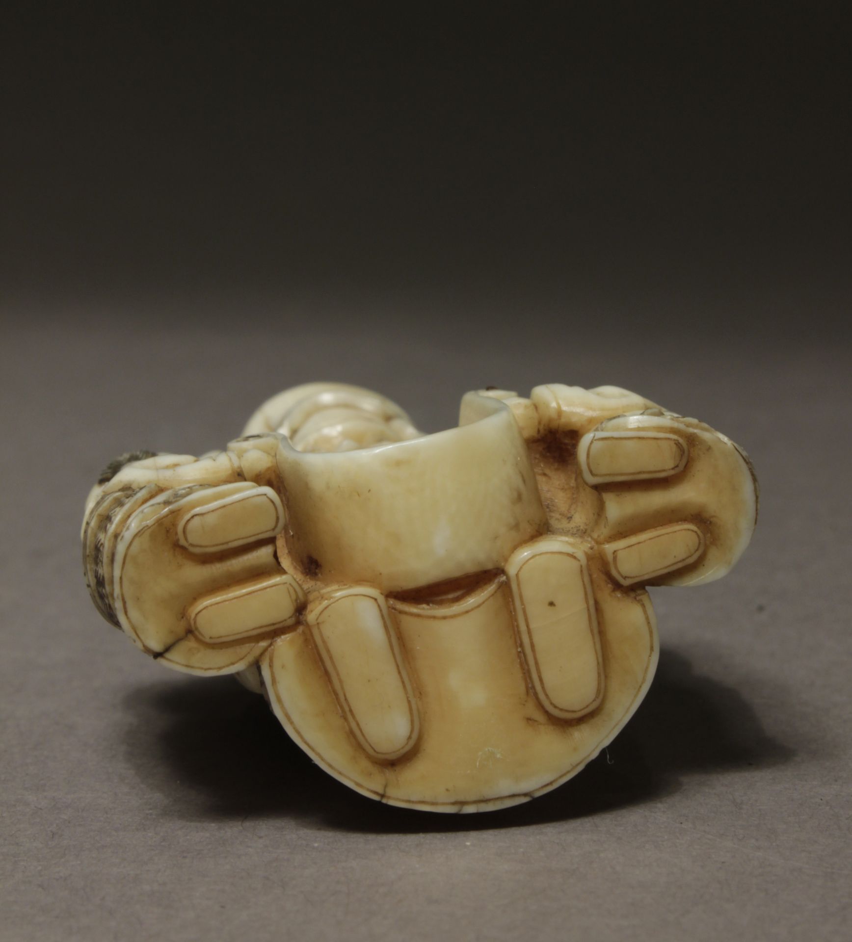 A late 19th century Japanese netsuke from Meiji period - Image 7 of 7