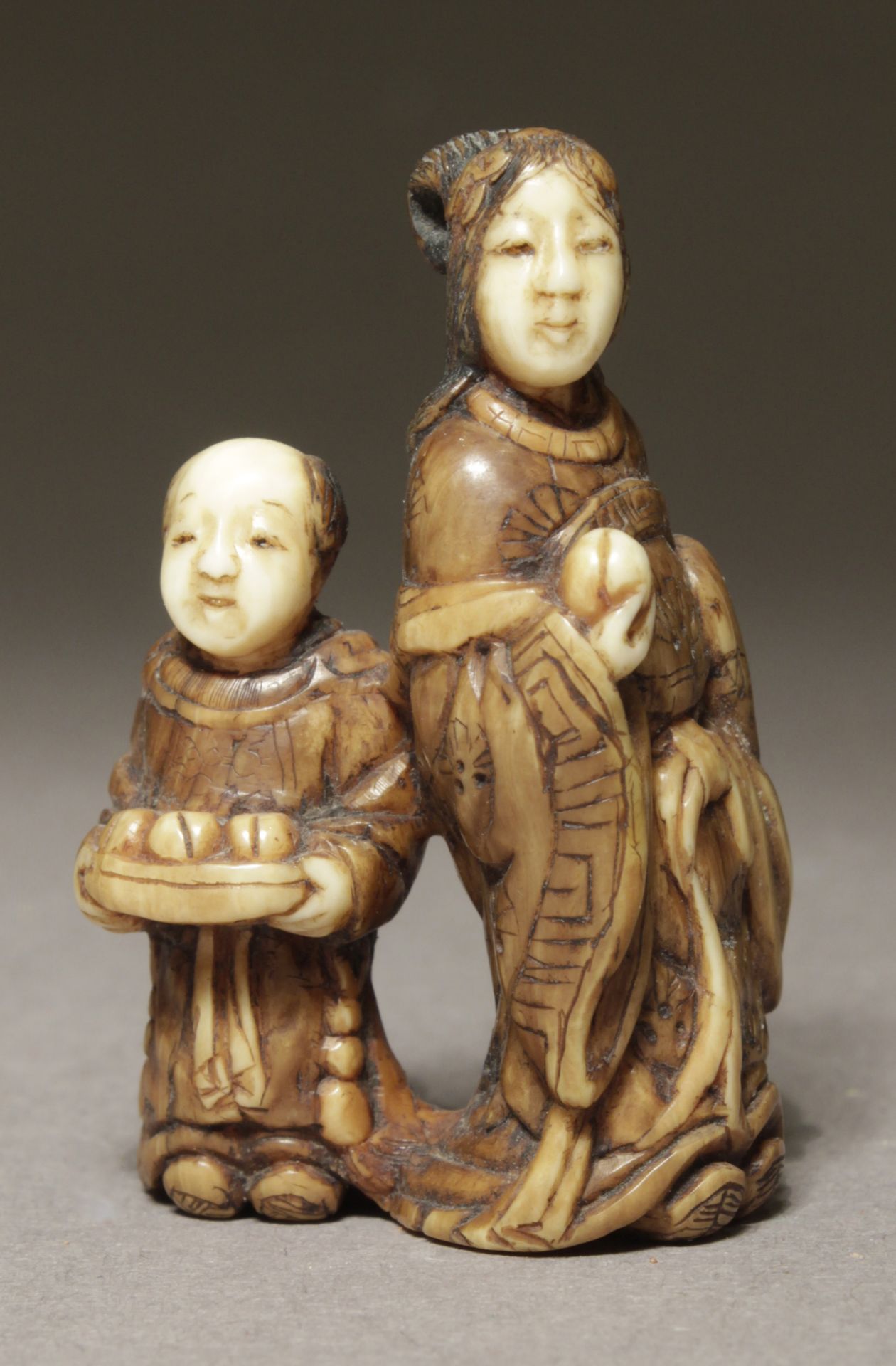 A late 19th century  Japanese netsuke from Meiji period - Image 3 of 7