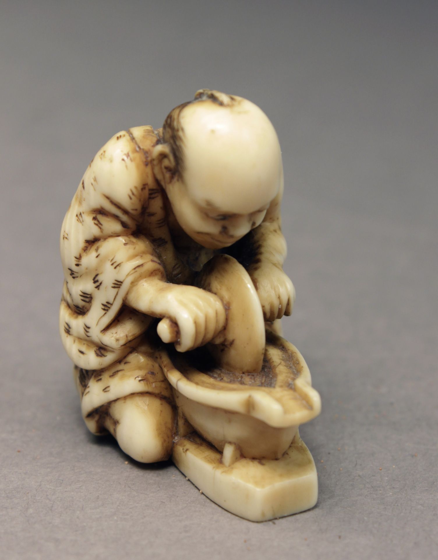 A mid 19th century Japanese netsuke from Edo period. Signed Tomochika - Image 5 of 6