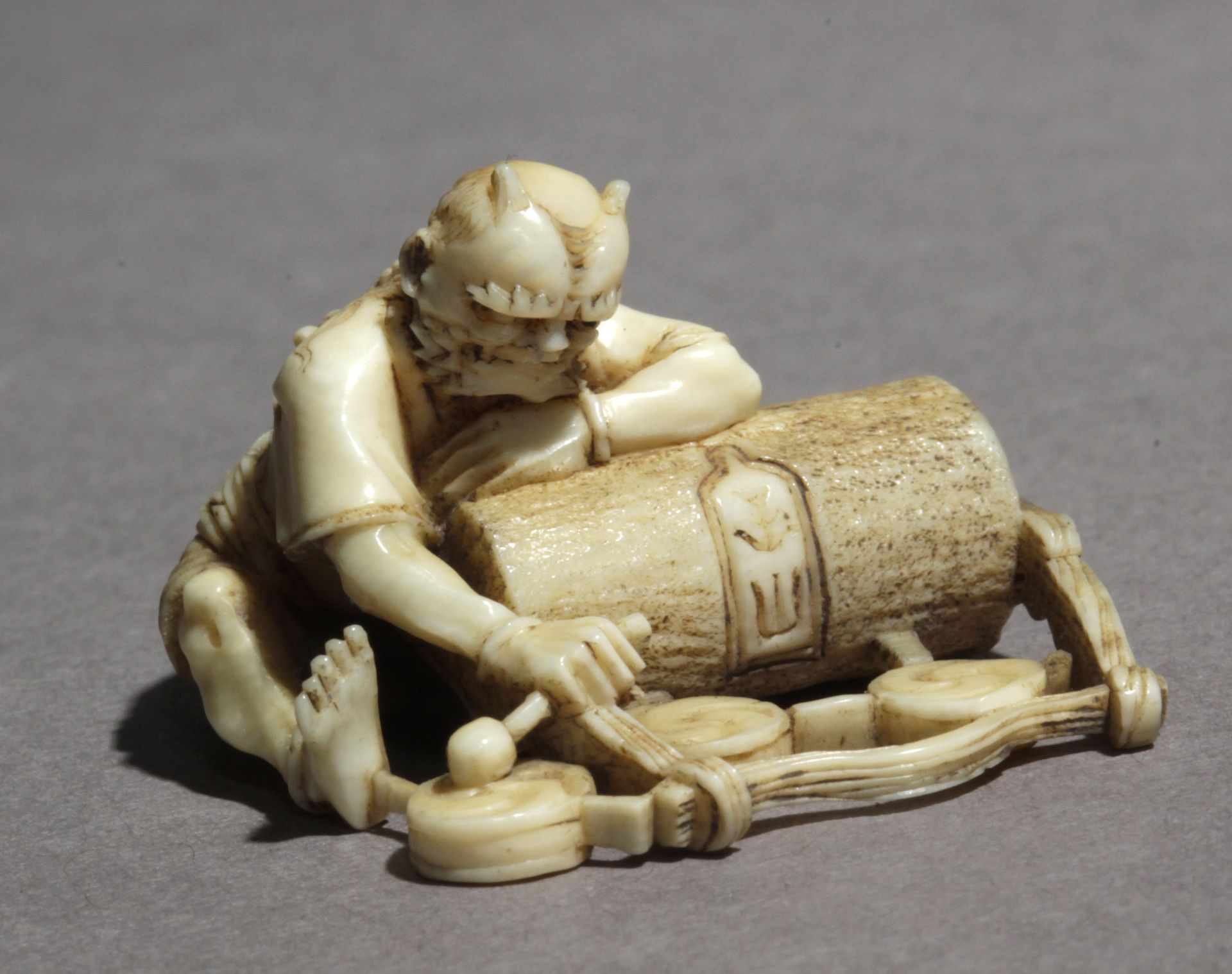 A Japanese netsuke circa 1870-1880 - Image 8 of 9