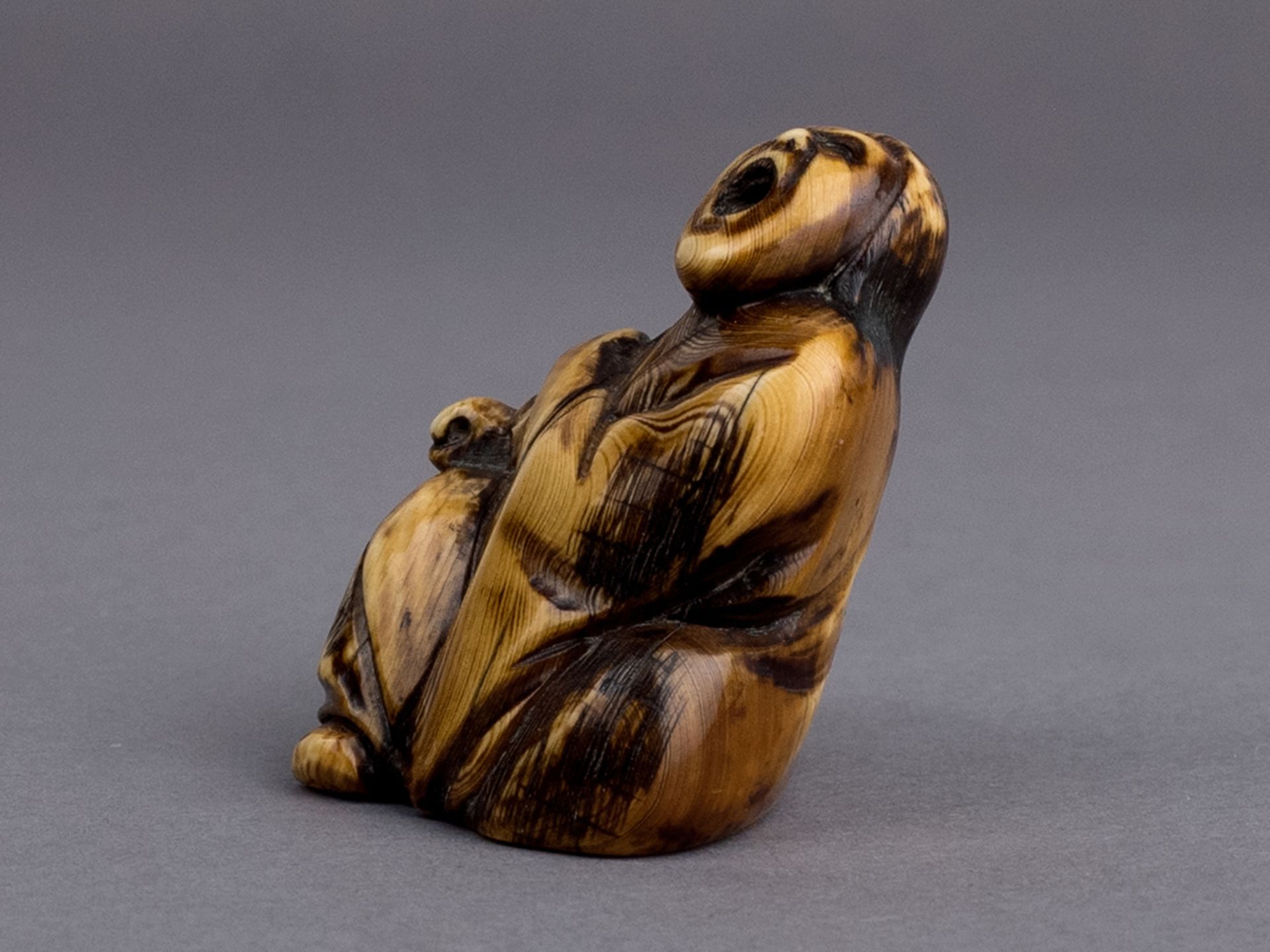 A 19th century Japanese netsuke from Edo period - Image 4 of 5