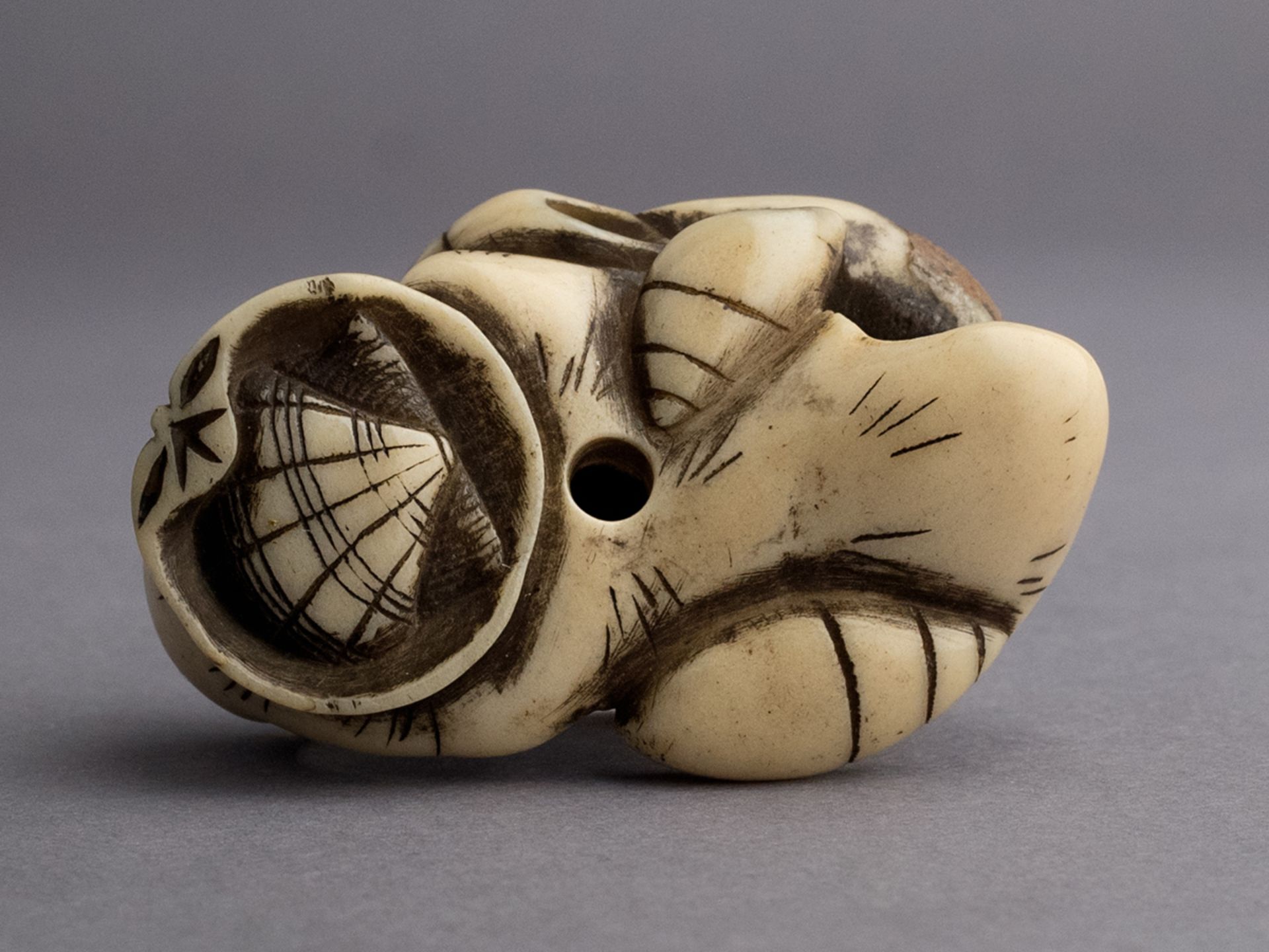 A 19th century Japanese netsuke from Meiji period - Image 3 of 5