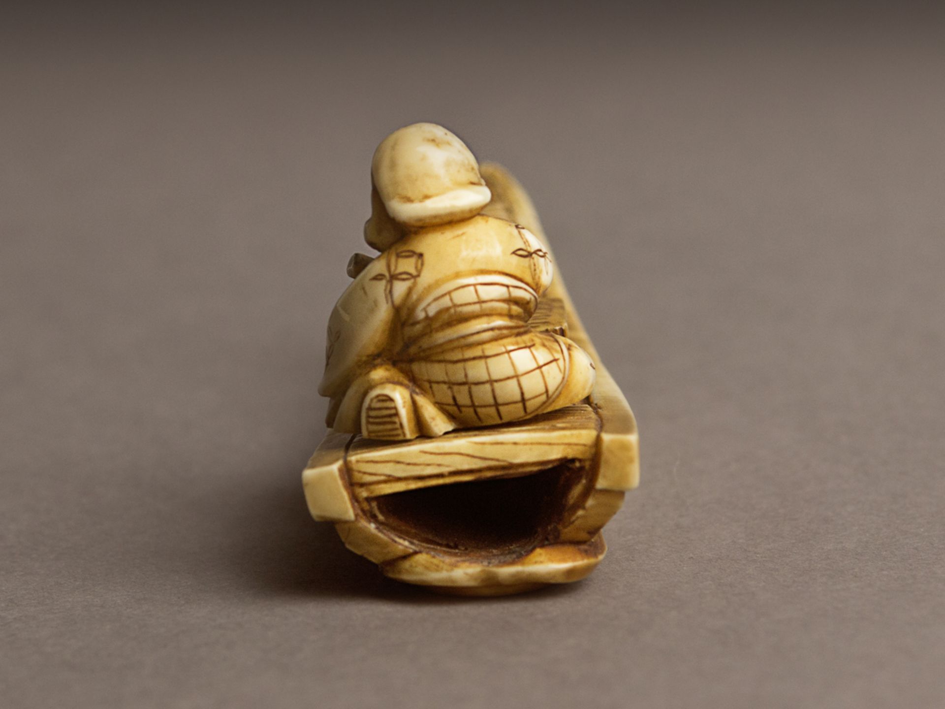 A 19th century Japanese netsuke from Meiji period - Image 2 of 5