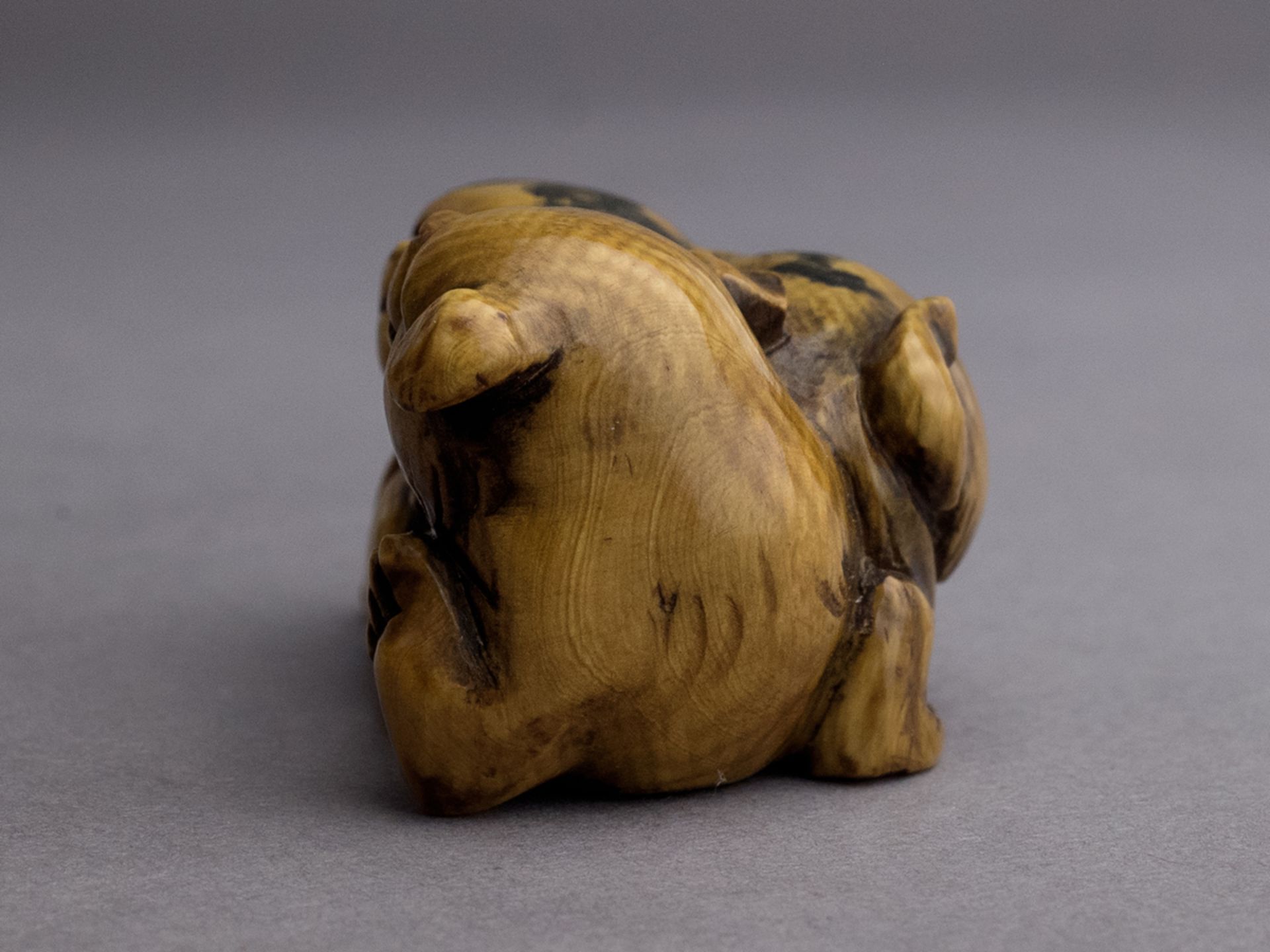 An Edo style resin netsuke - Image 4 of 5