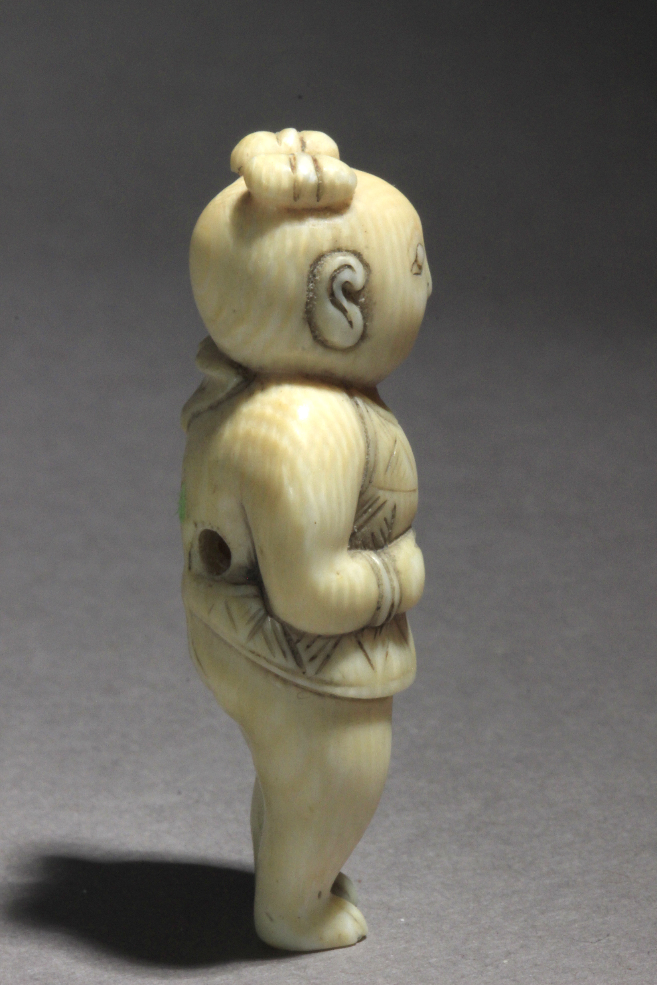 An early 19th century Japanese netsuke from Edo period - Image 4 of 6