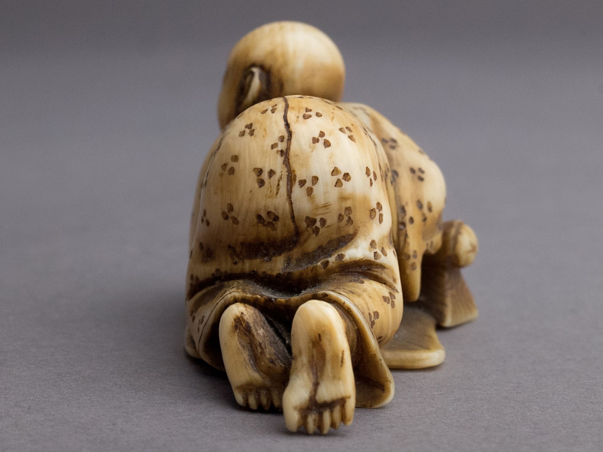 A 19th century Japanese netsuke from Meiji period. Signed - Bild 4 aus 5