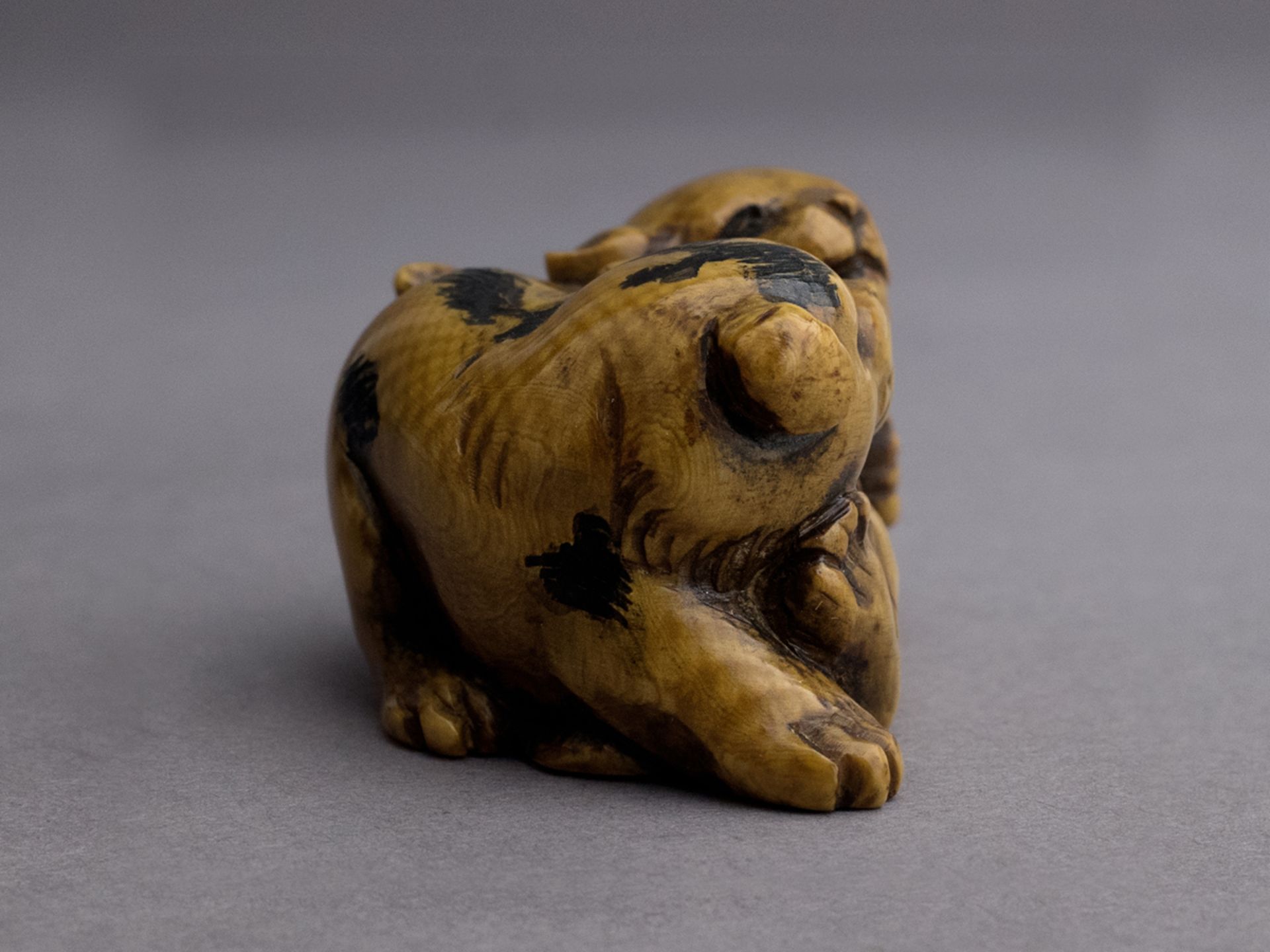 An Edo style resin netsuke - Image 2 of 5