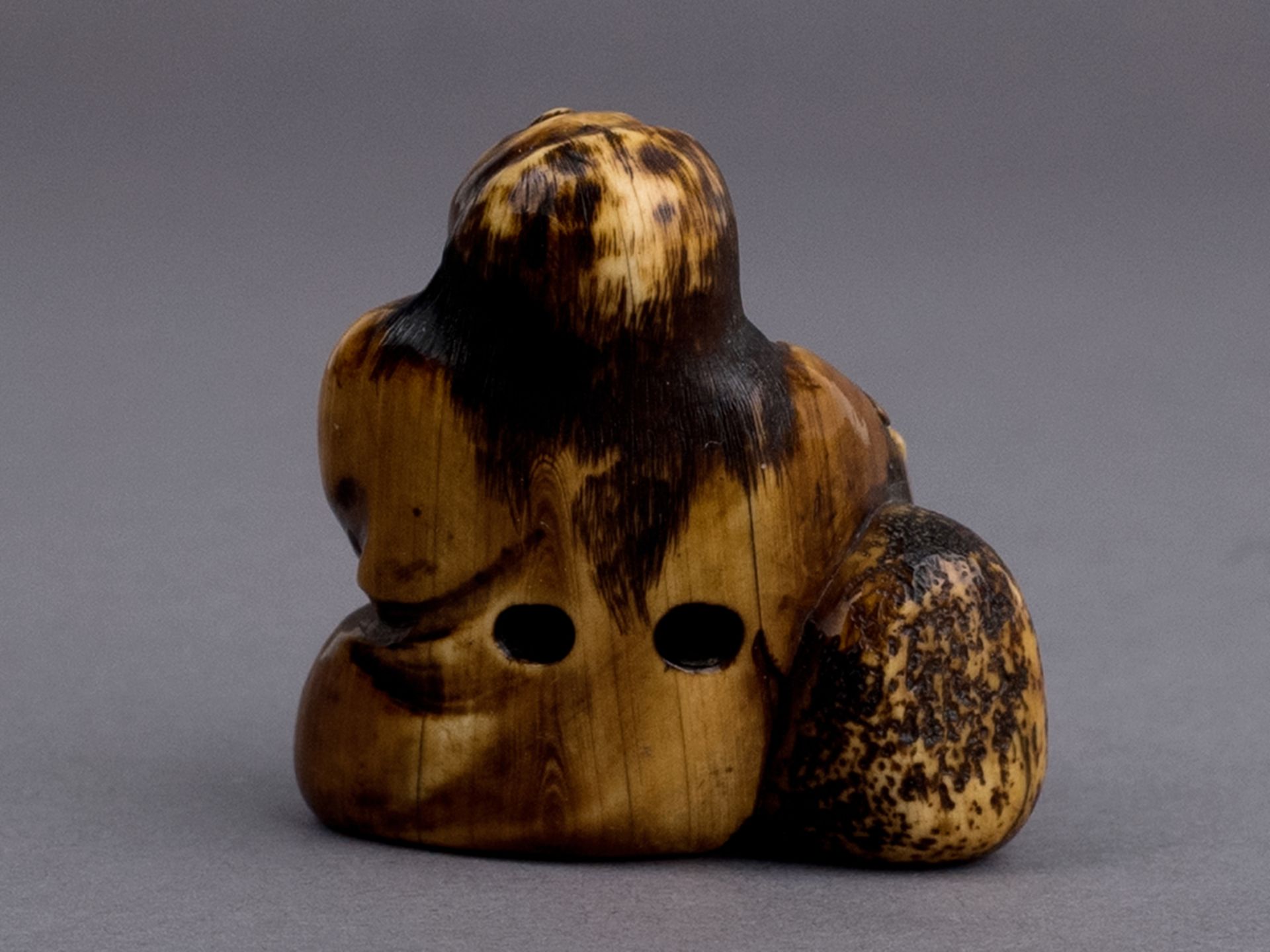 A 19th century Japanese netsuke from Edo period - Image 3 of 5