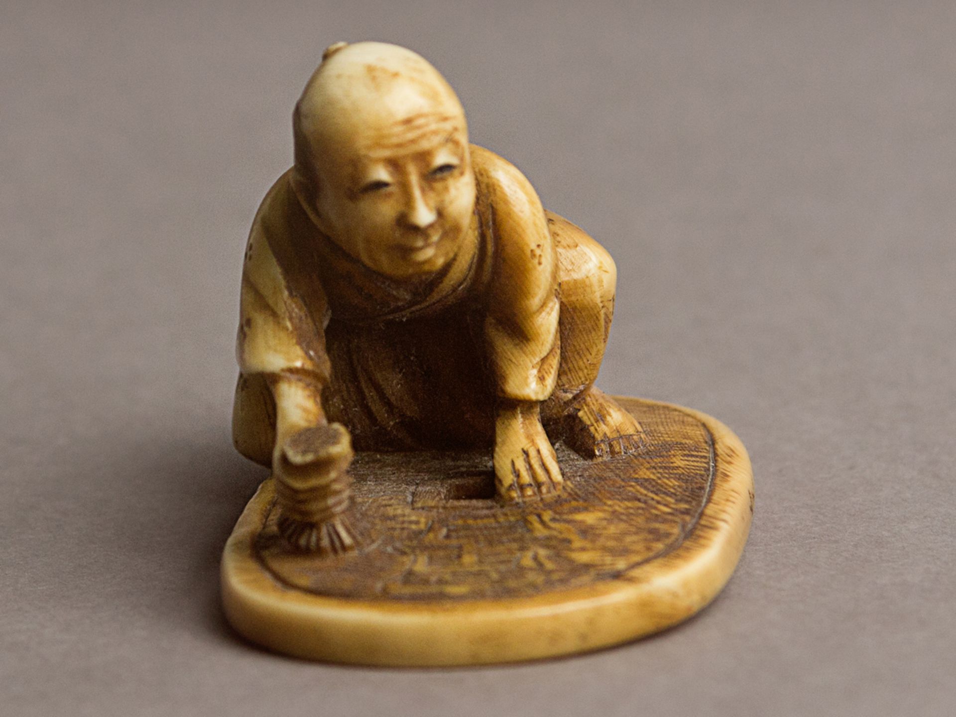 A 19th century Japanese netsuke from Meiji period. Signed - Bild 4 aus 5