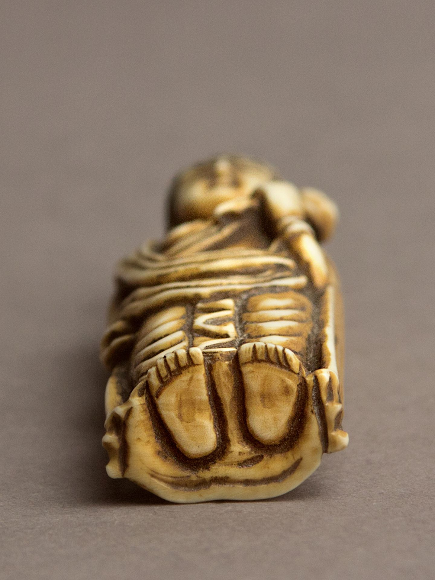 A 19th century Japanese netsuke from Meiji period. Signed Gyokuichi - Bild 5 aus 5