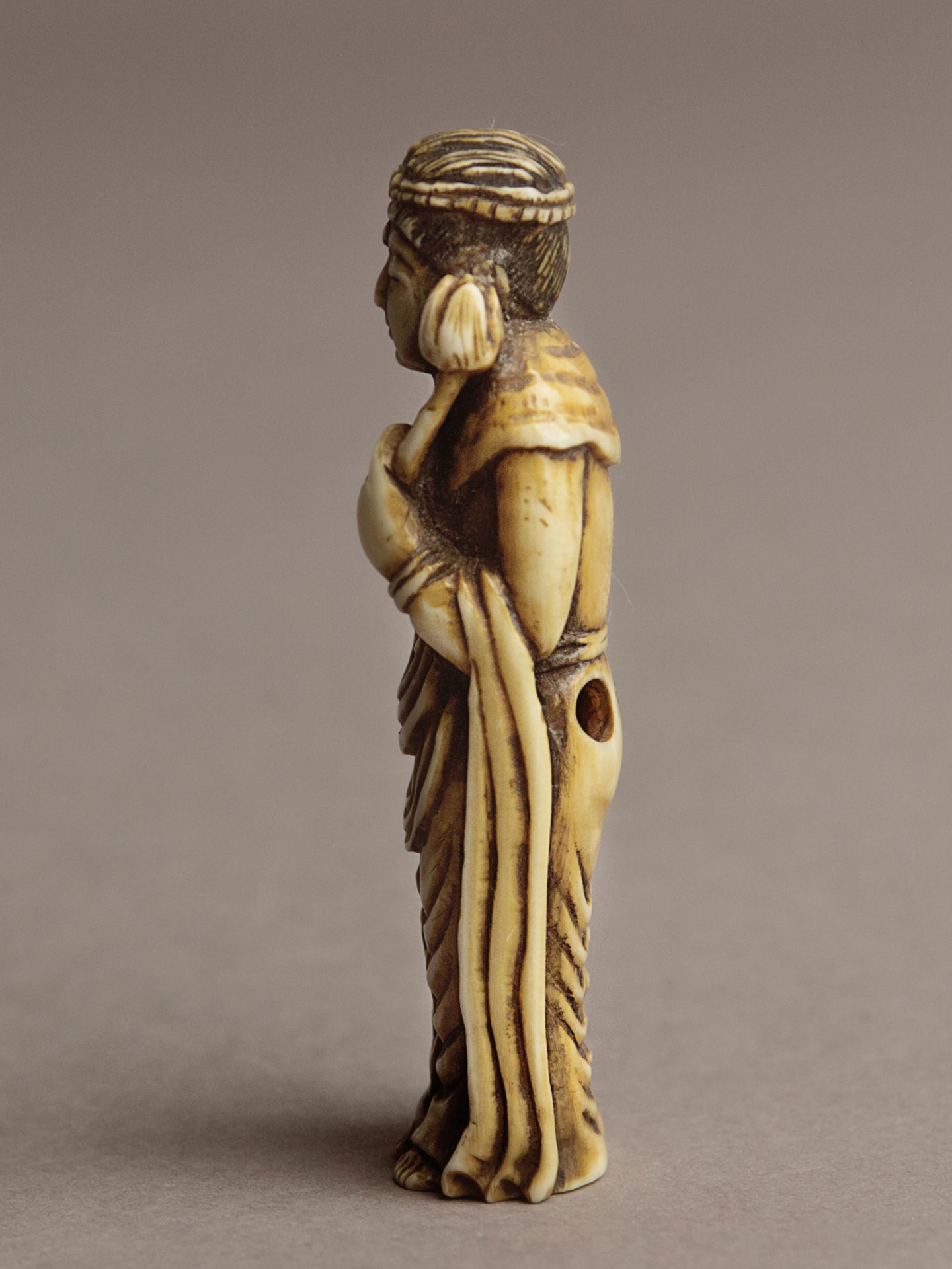 A 19th century Japanese netsuke from Meiji period. Signed Gyokuichi - Image 4 of 5