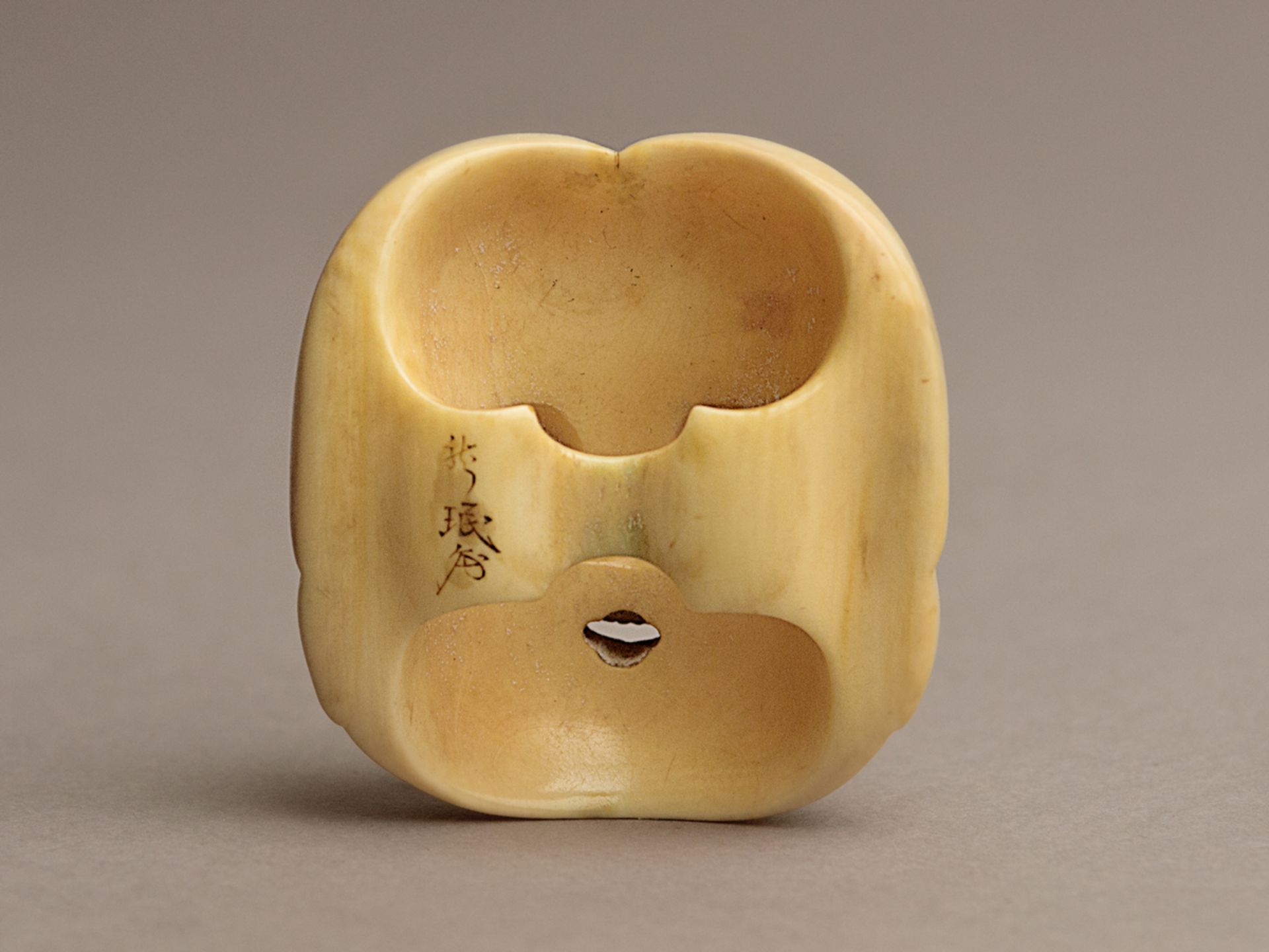 A 19th century Japanese netsuke from Meiji period. Signed - Bild 3 aus 6