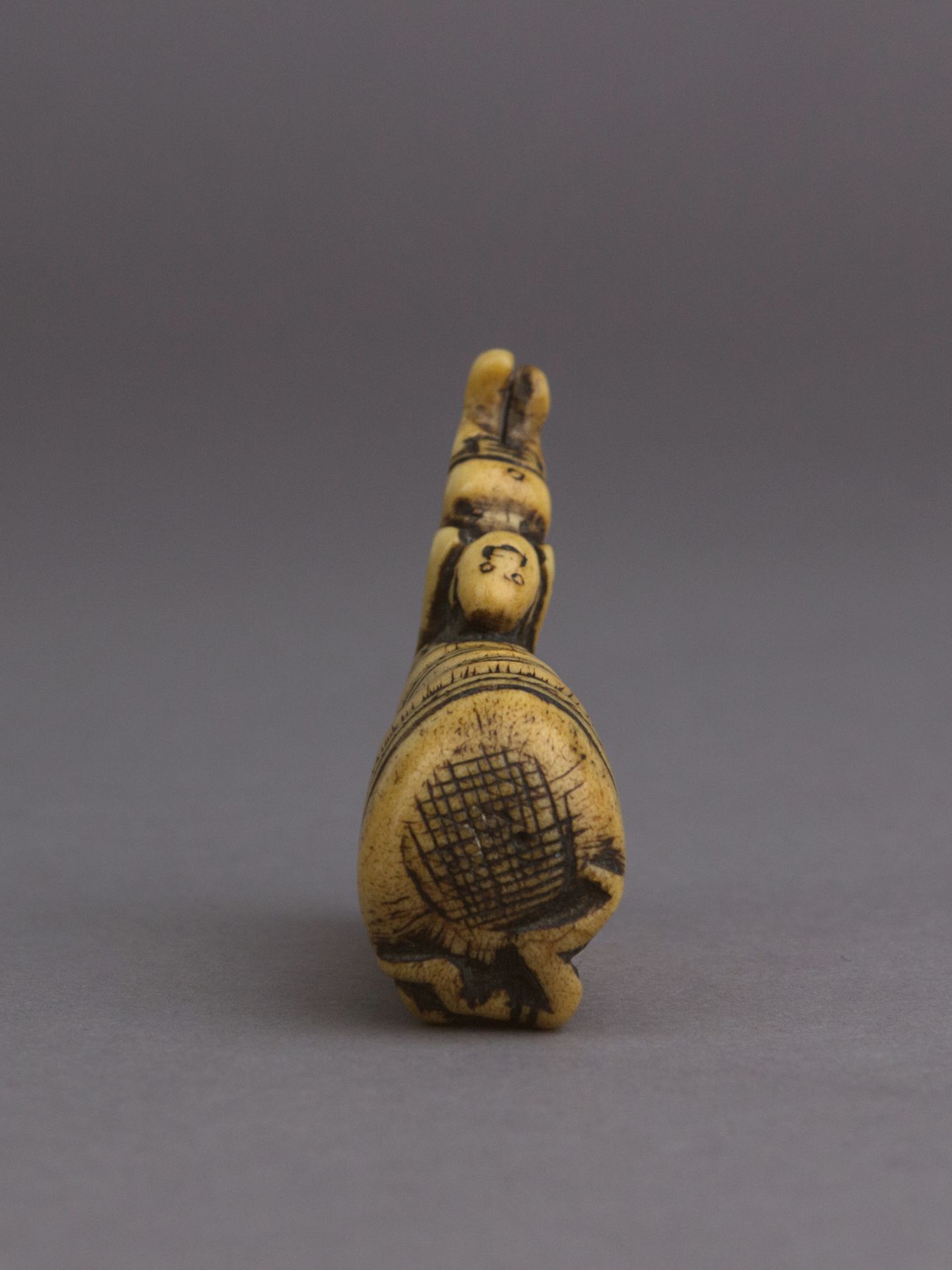 An 18th century Japanese netsuke from Edo period - Bild 2 aus 5