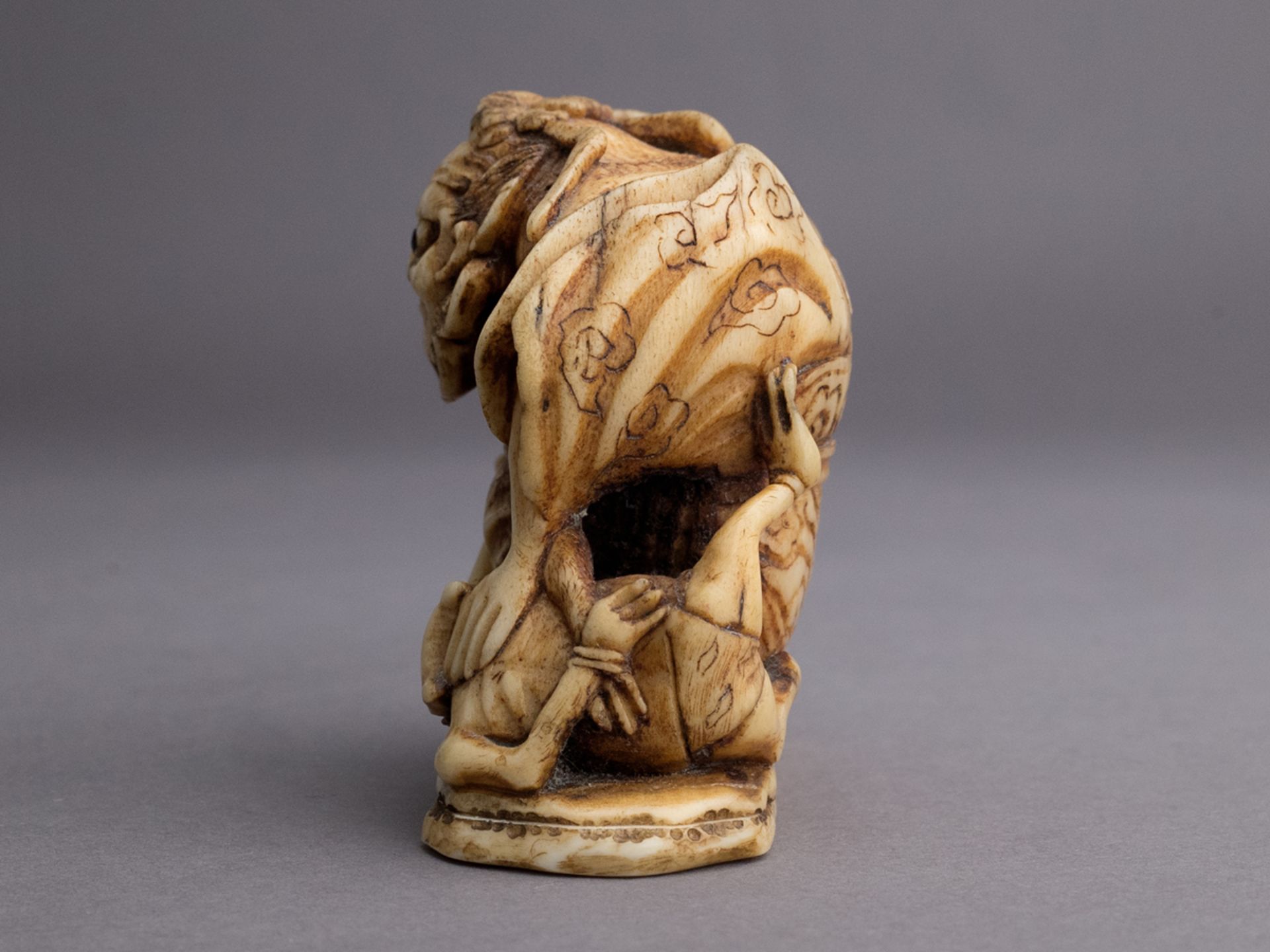 A 19th century Japanese netsuke. Signed Kiyokatsu - Bild 4 aus 5