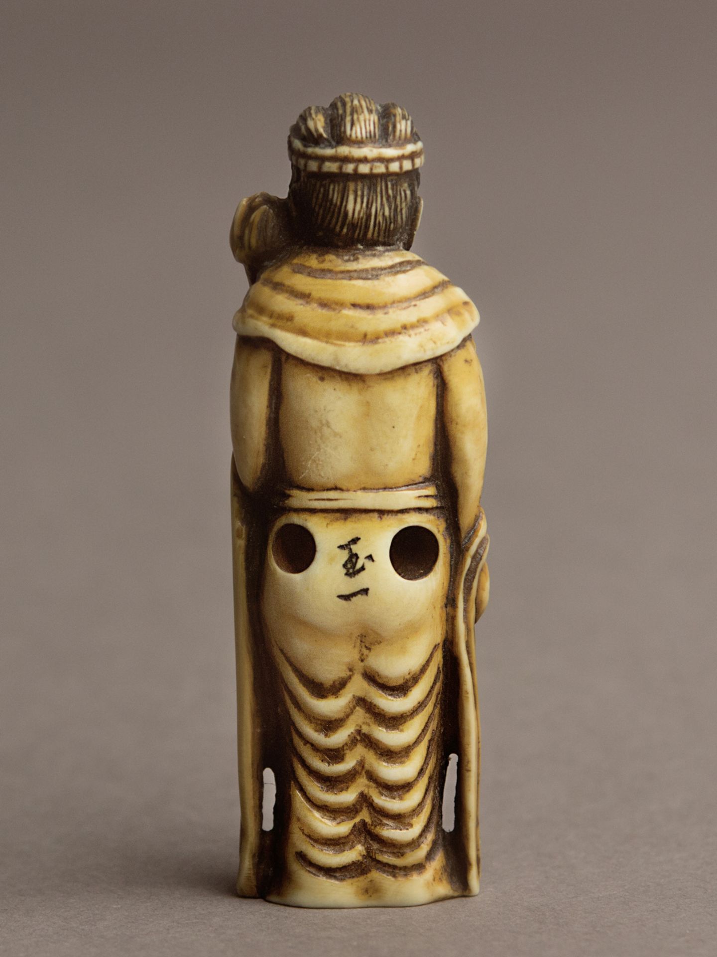 A 19th century Japanese netsuke from Meiji period. Signed Gyokuichi - Image 3 of 5