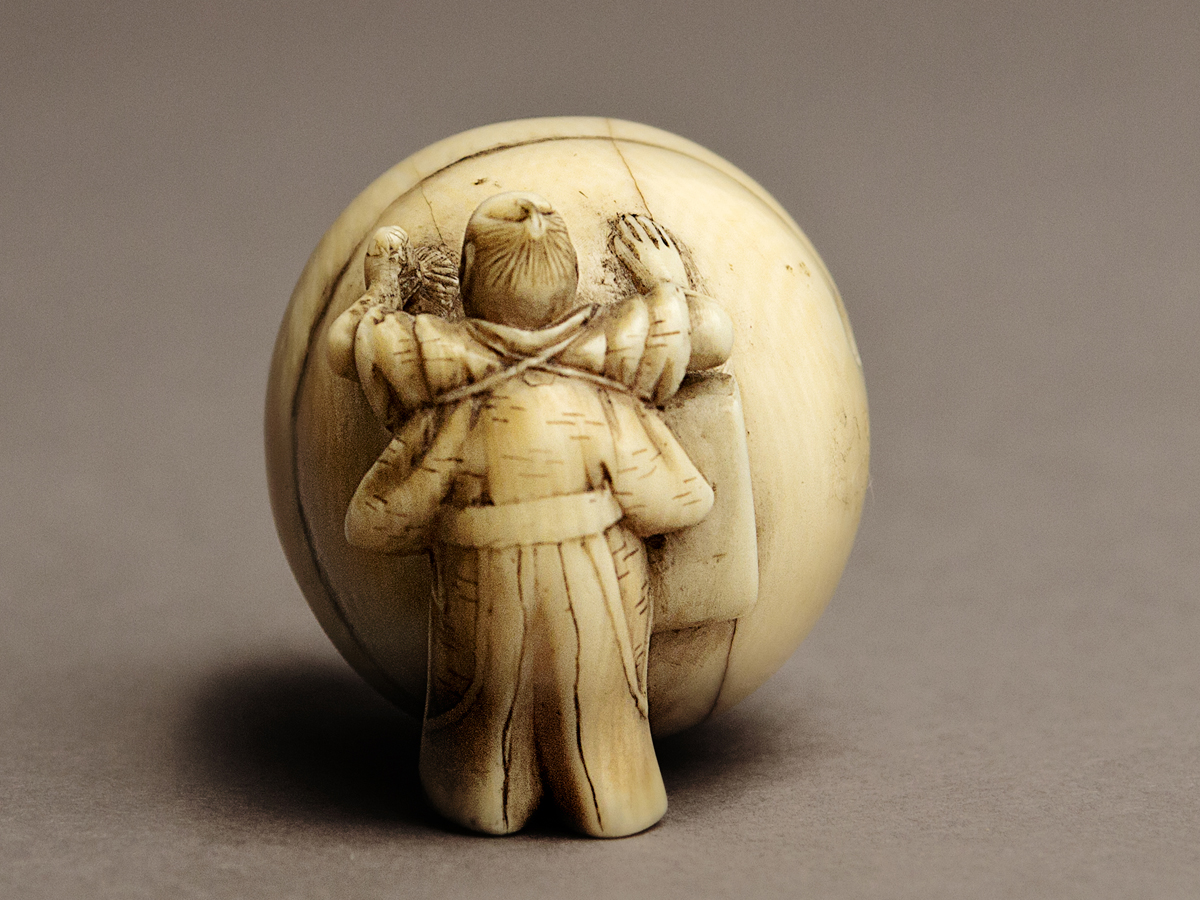 A 19th century Japanese netsuke - Image 2 of 5