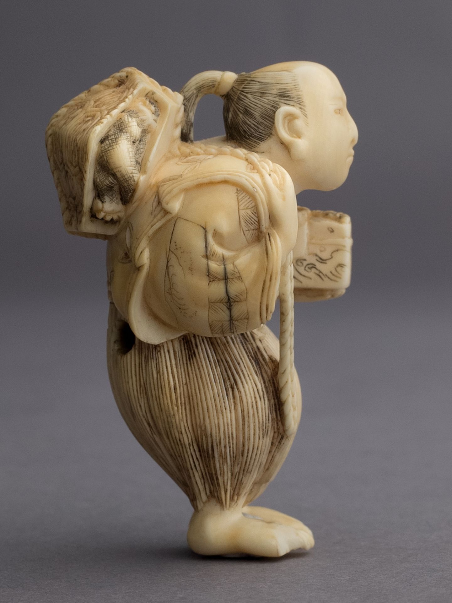 A 19th century Japanese netsuke from Meiji period - Bild 2 aus 5