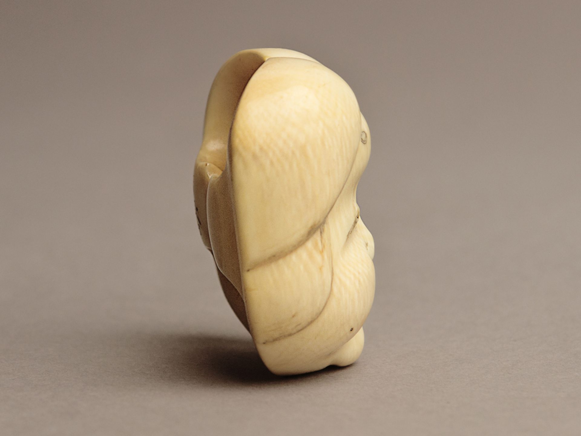 A 19th century Japanese netsuke from Meiji period. Signed - Bild 2 aus 6