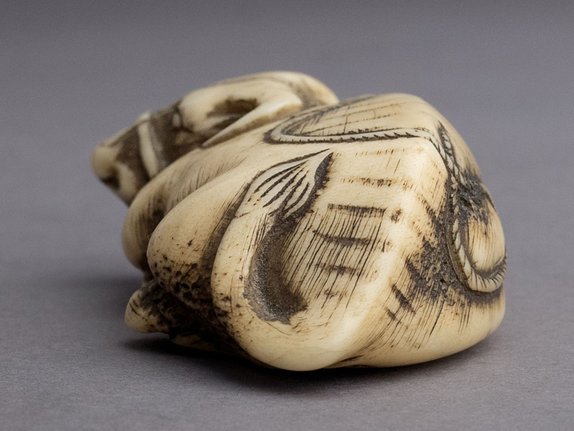 A 19th century Japanese netsuke from Edo period - Bild 4 aus 5