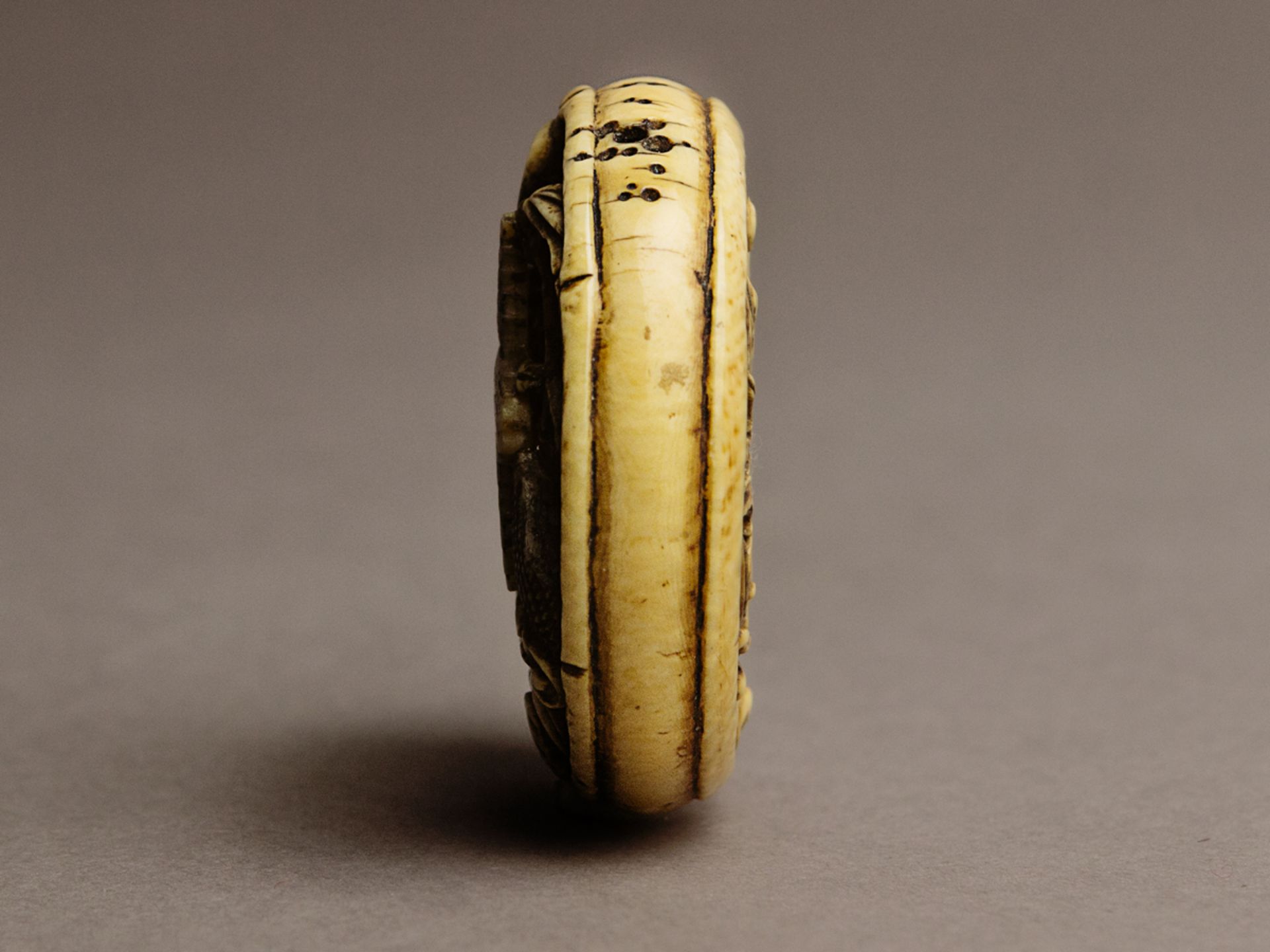 A 19th century Japanese netsuke manju from Meiji period - Bild 3 aus 4