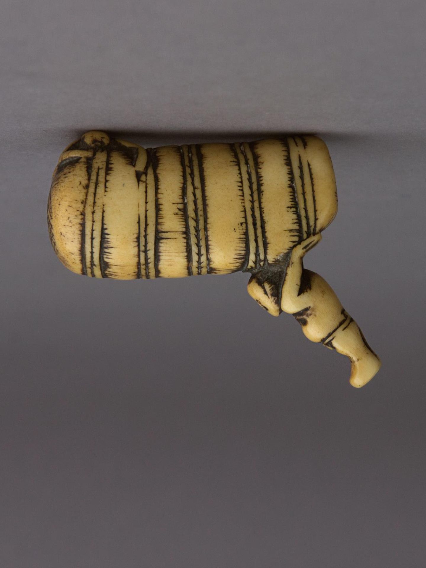 An 18th century Japanese netsuke from Edo period - Bild 3 aus 5