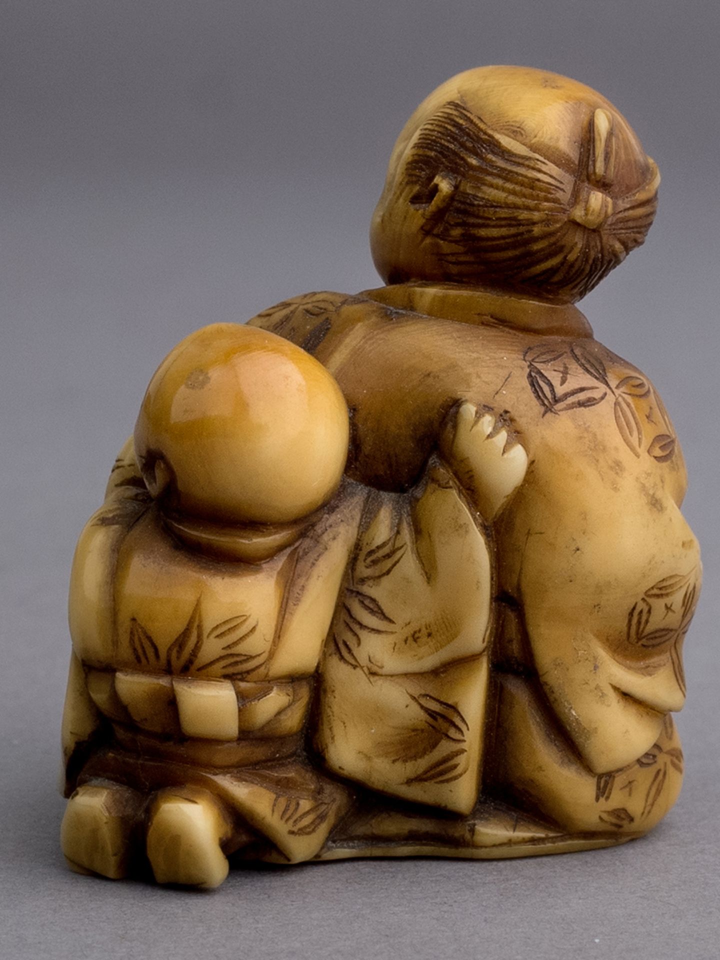 A 19th century Japanese netsuke from Meiji period - Image 3 of 4