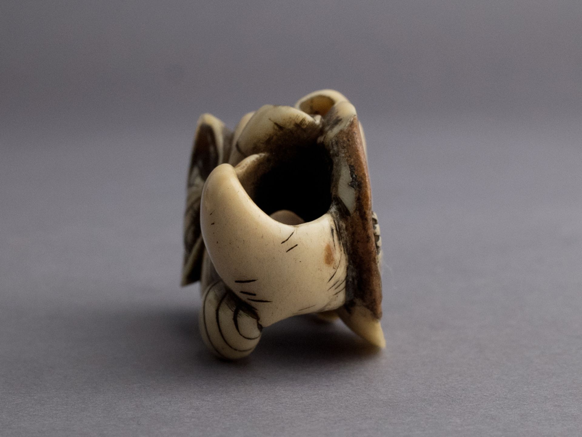 A 19th century Japanese netsuke from Meiji period - Bild 2 aus 5