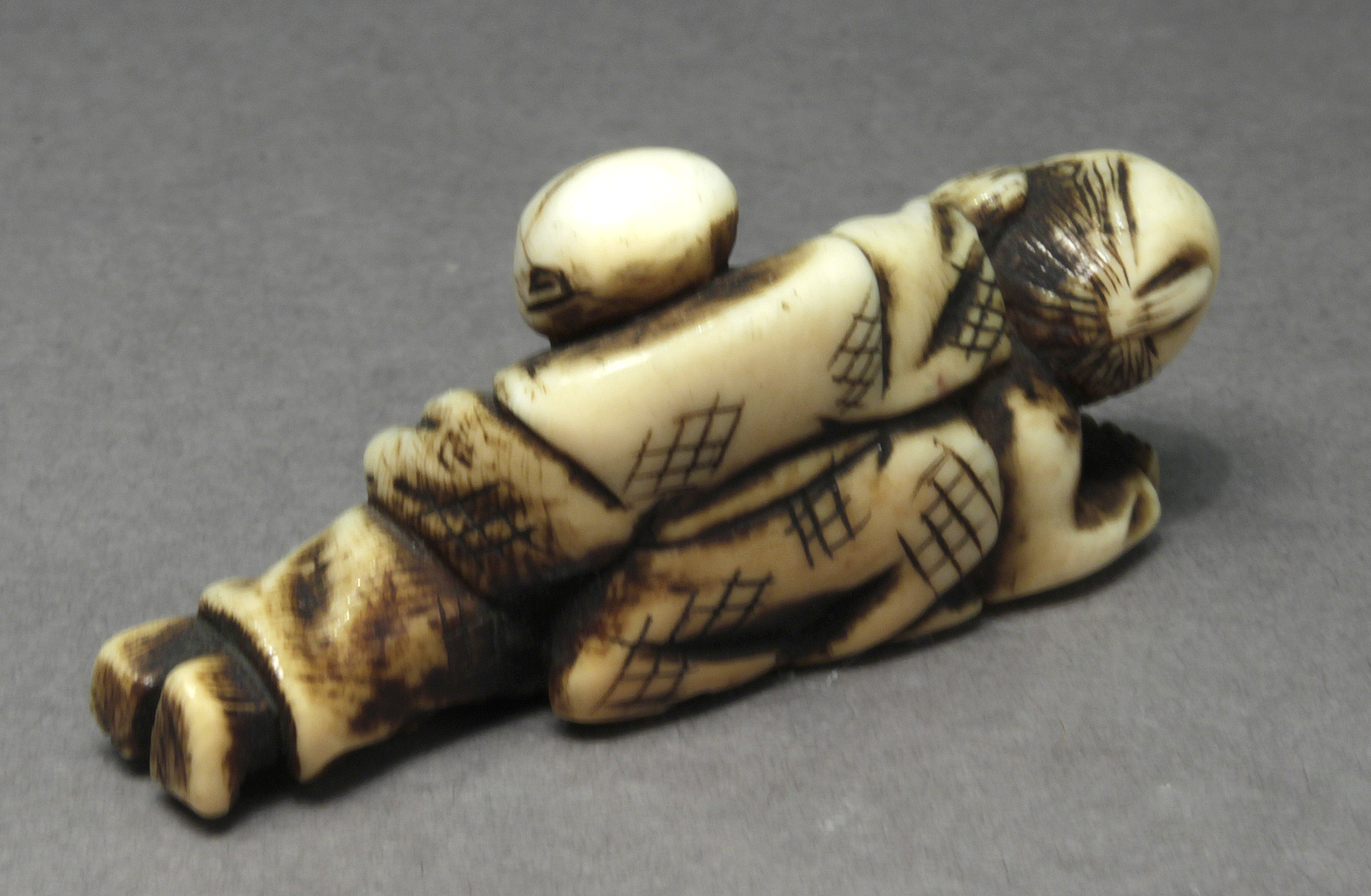 A 19th century Japanese netsuke from Edo period. Signed - Image 4 of 4