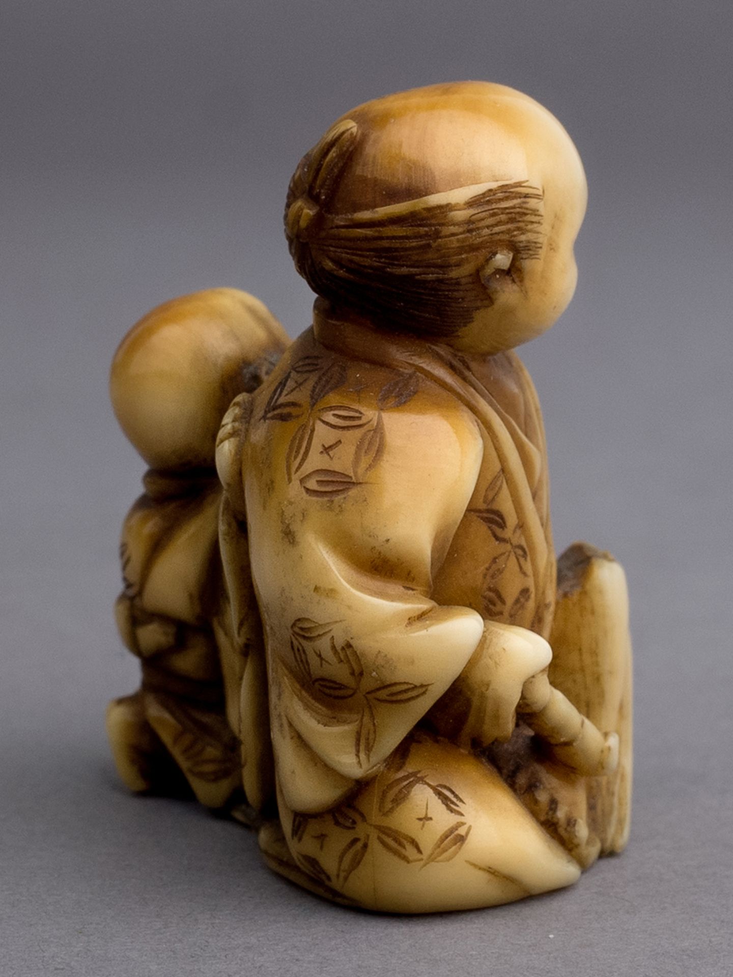 A 19th century Japanese netsuke from Meiji period - Image 2 of 4
