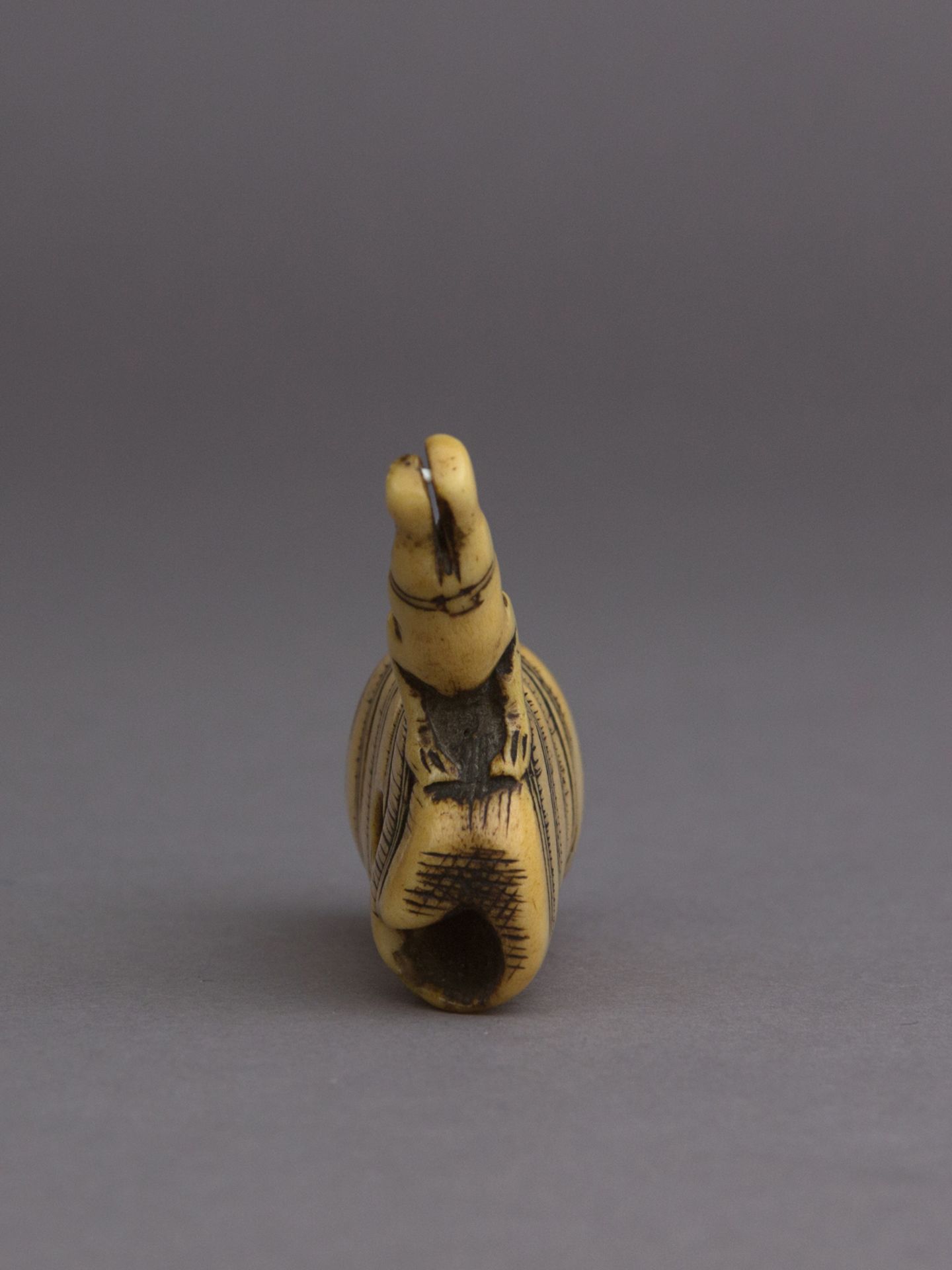 An 18th century Japanese netsuke from Edo period - Bild 4 aus 5