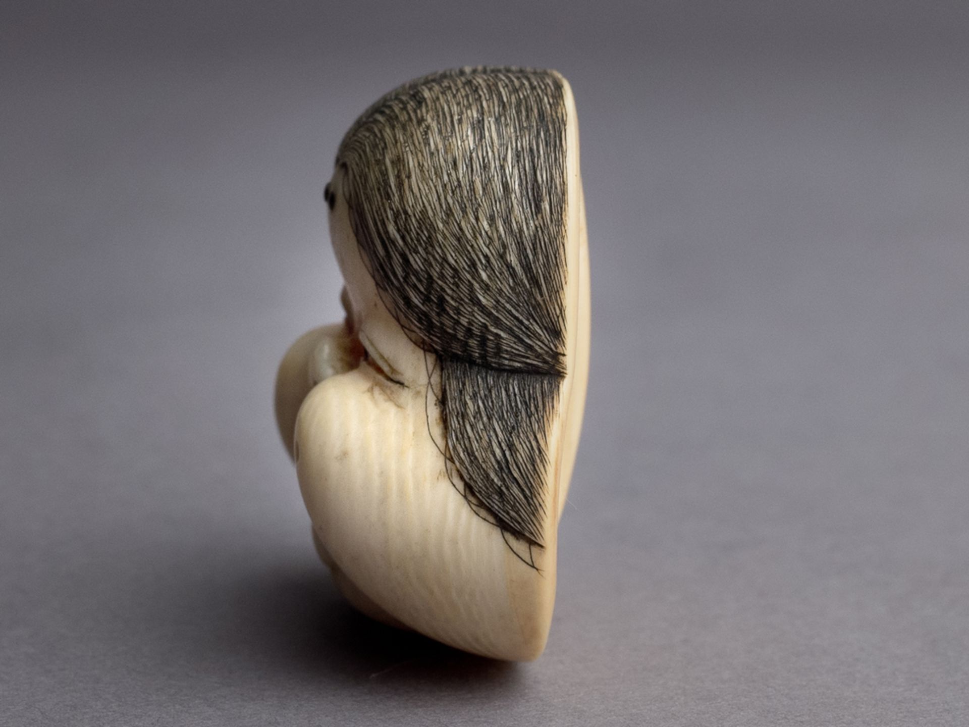 A 19th century Japanese netsuke from Meiji period. Signed - Bild 4 aus 6