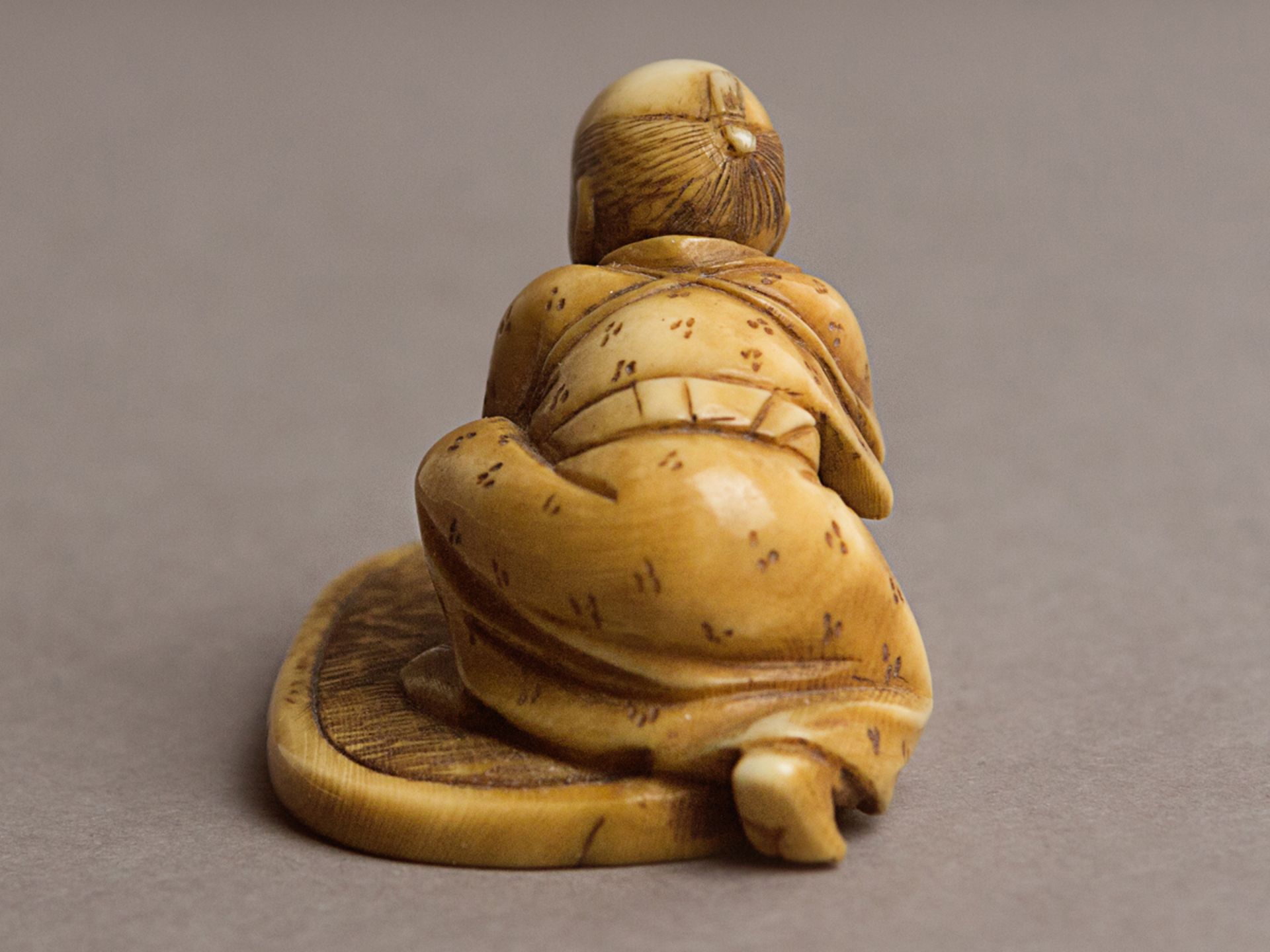 A 19th century Japanese netsuke from Meiji period. Signed - Image 2 of 5