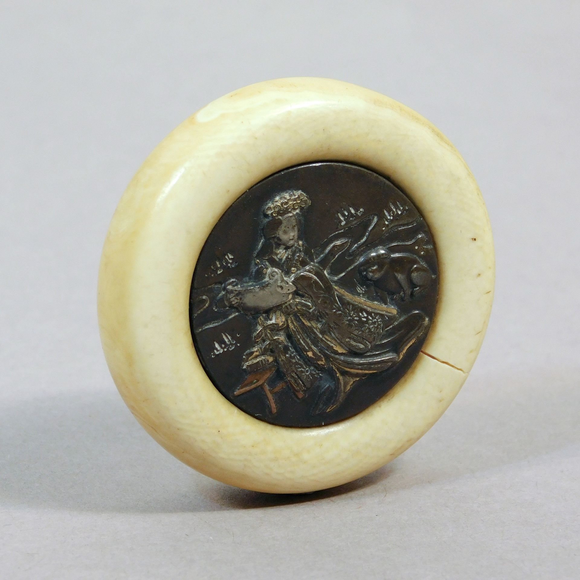 A 19th century Japanese kagamibuta netsuke from Meiji period - Image 2 of 4