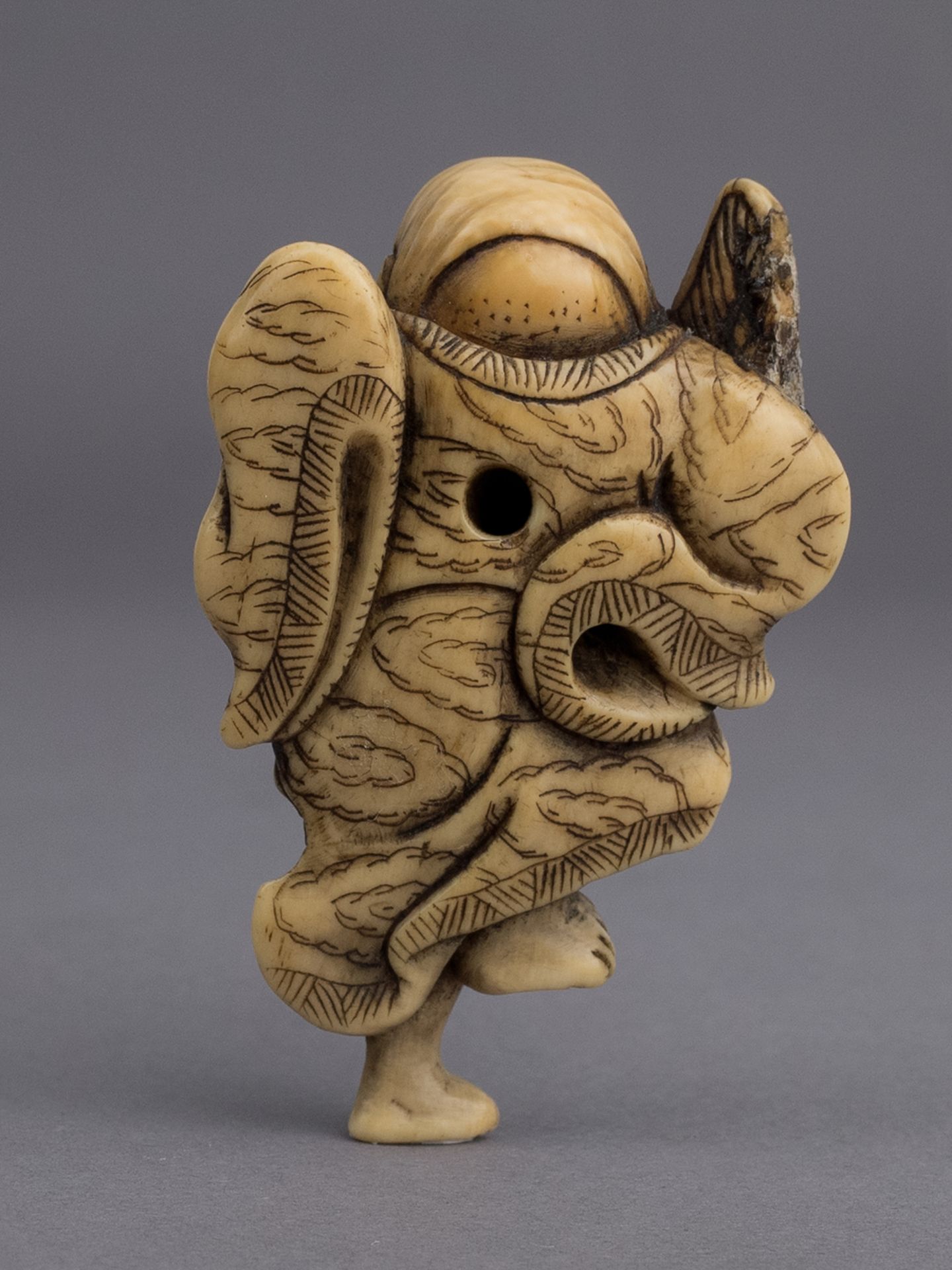 A 19th century Japanese netsuke from Meiji period - Image 3 of 5
