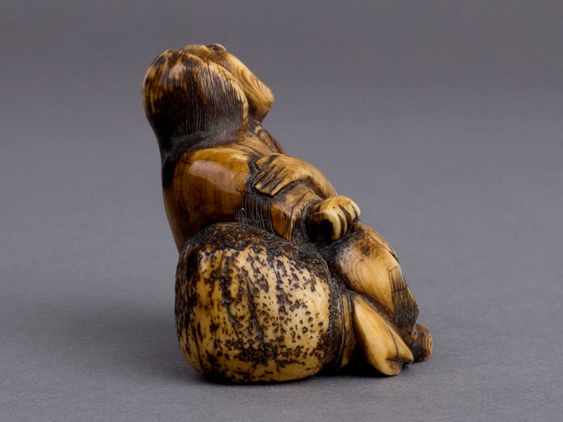 A 19th century Japanese netsuke from Edo period - Image 2 of 5